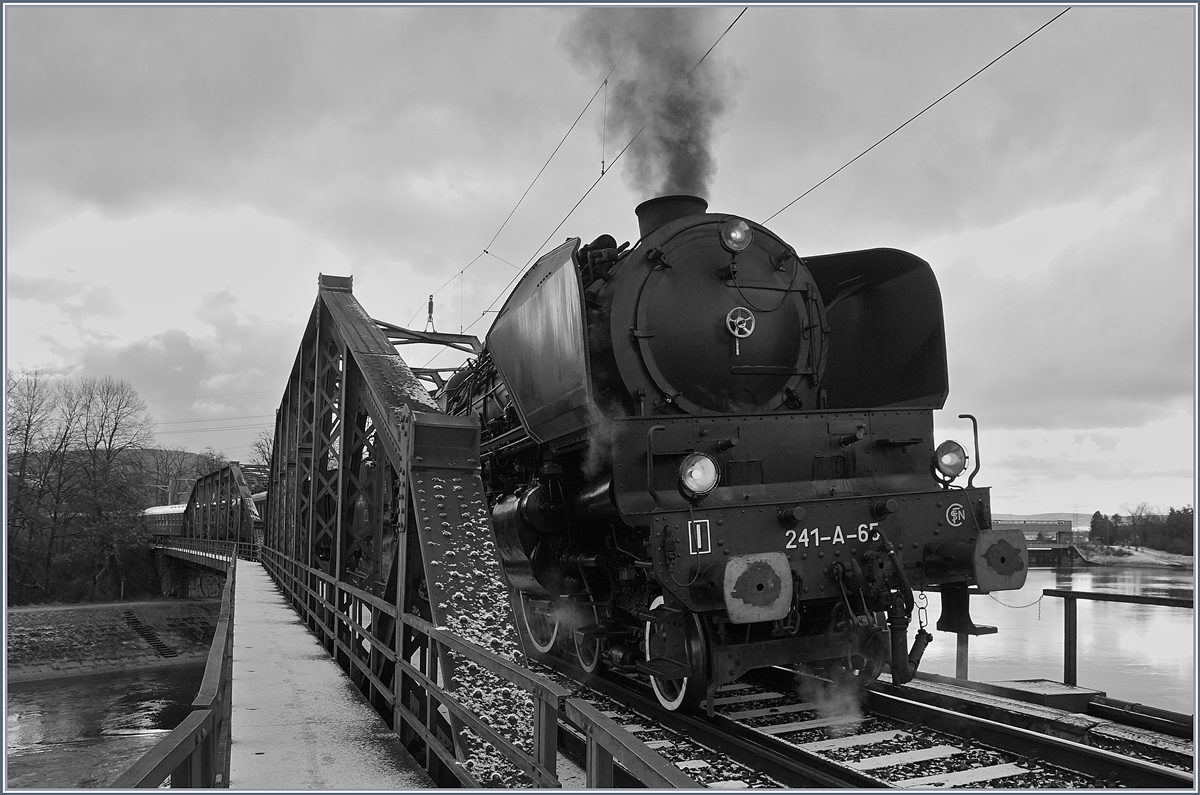 Die SNCF 241-A-65 fährt bei Koblenz über die Aarebrücke.
9. Dez. 2017
