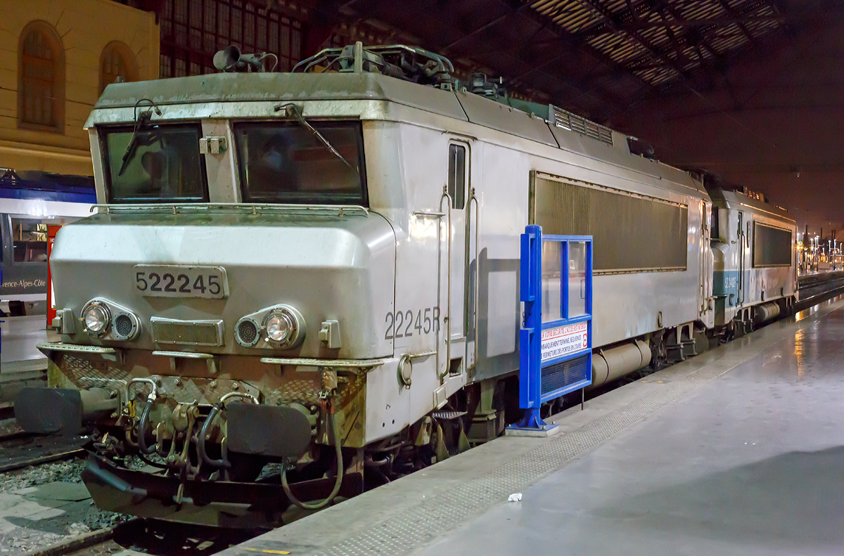 
Die SNCF 5 22245 und 5 22402 stehen am 24.03.2015 im Bahnhof Marseille Saint-Charles. 

Die BB 22200 ist eine Zweissystemlokomotive f�r den Einsatz sowohl auf dem mit 1,5 kV elektrifizierten Gleichstromnetz der SNCF als auch auf dem mit 25 kV 50 Hz elektrifizierten Wechselstromnetz. In den Jahren 1976 bis 1986 wurden von Alsthom in sechs Bauserien insgesamt 205 Lokomotiven gebaut.

In den 1970er-Jahren ben�tigte die SNCF neue Mehrsystemlokomotiven, um unter beiden Stromsystemen ohne Lokwechsel fahren zu k�nnen. Aus der ab 1971 gelieferten Baureihe BB 15000 und der ab 1976 gebauten Gleichstrombaureihe BB 7200 wurde die BB 22200 als Mehrsystemvariante entwickelt. Die Baureihenbezeichnung bildet die Summe aus denen der beiden Schwesterbauarten.

Technische Daten:
Gebaute St�ckzahl: 	205
Hersteller: 	Alstom
Baujahre: 1976–1986
Achsformel: B'B'
L�nge �ber Puffer: 17.480 mm
Achsabstand im Drehgestell: 2.800 mm
Drehzapfenabstand: 9.694 mm
Dienstmasse: 90 t
Triebraddurchmesser (neu): 1.250 mm
H�chstgeschwindigkeit: 160 km/h (wenige umgebaute 200 km/h)
Dauerleistung: 4.360 kW
Stromsystem: 25 kV/50 Hz AC, 1,5 kV DC
Anzahl der Fahrmotoren: 2 (TAB 674)
