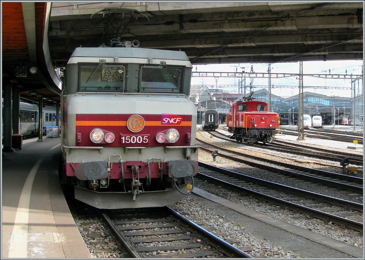 Die SNCF BB 15005 in Basel SNCF war der Vorwand abzudrücken, den Vorwand das Bild hier zu zeigen ist jedoch die SBB Ee 3/3 II 16513 (ex SNCF C20153) im Hintergrund. 

11. März 2008