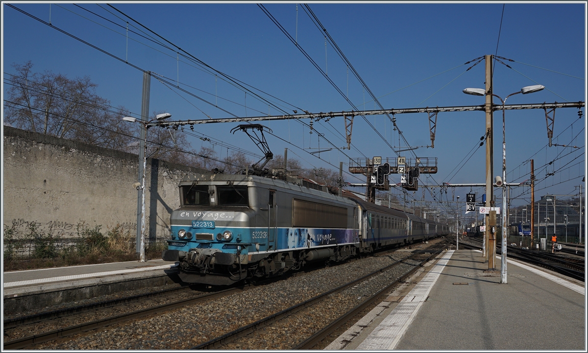 Die SNCF BB 22 313 erreicht mit einem TER Chambéry-Challes-des-Eaux. 

22. März 2022