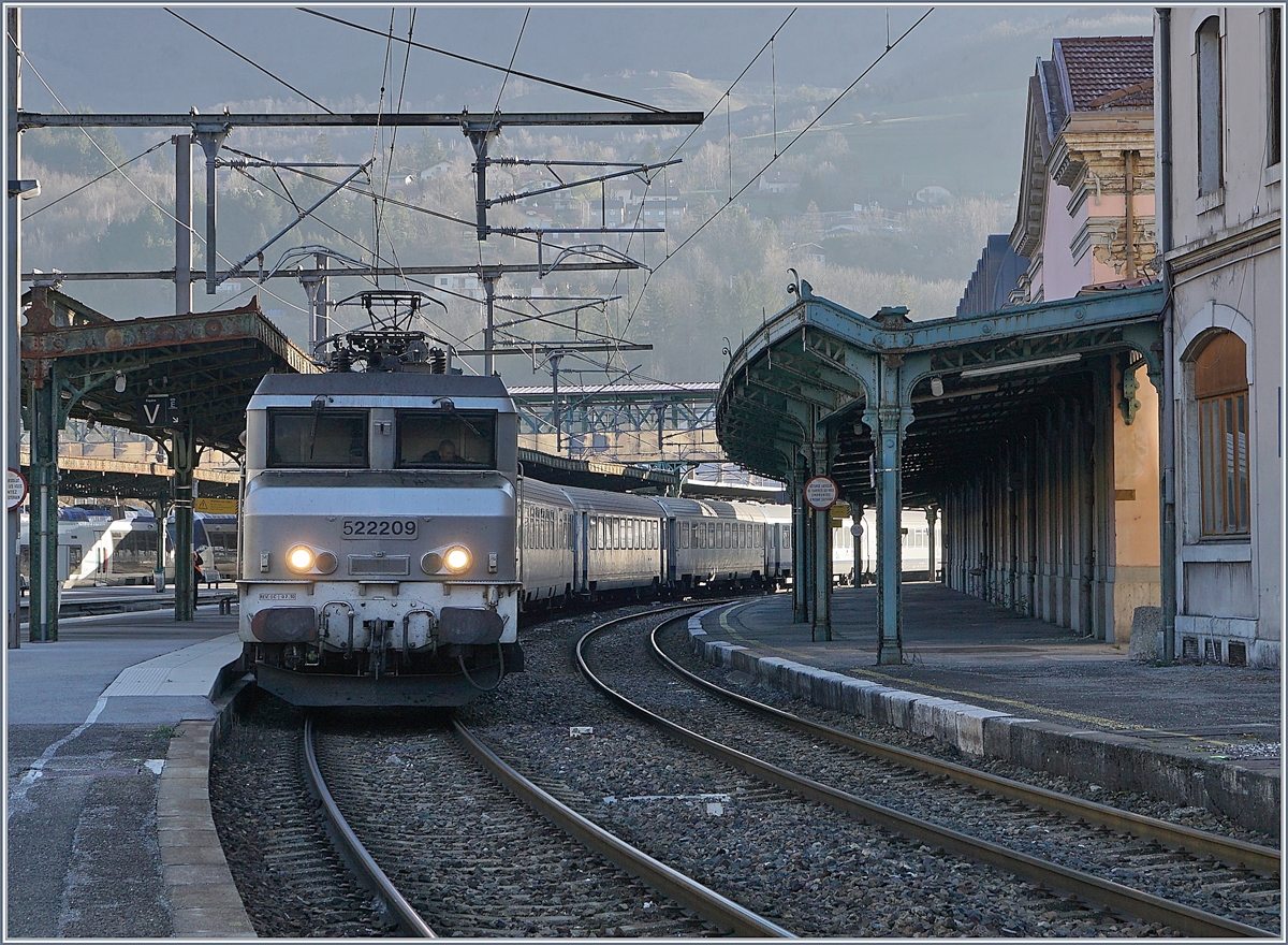Die SNCF BB 22209 mit ihrem TER 96556 von Genève nach Lyon Part Dieu beim Halt in Bellegarde(Ain).

23. März 2019