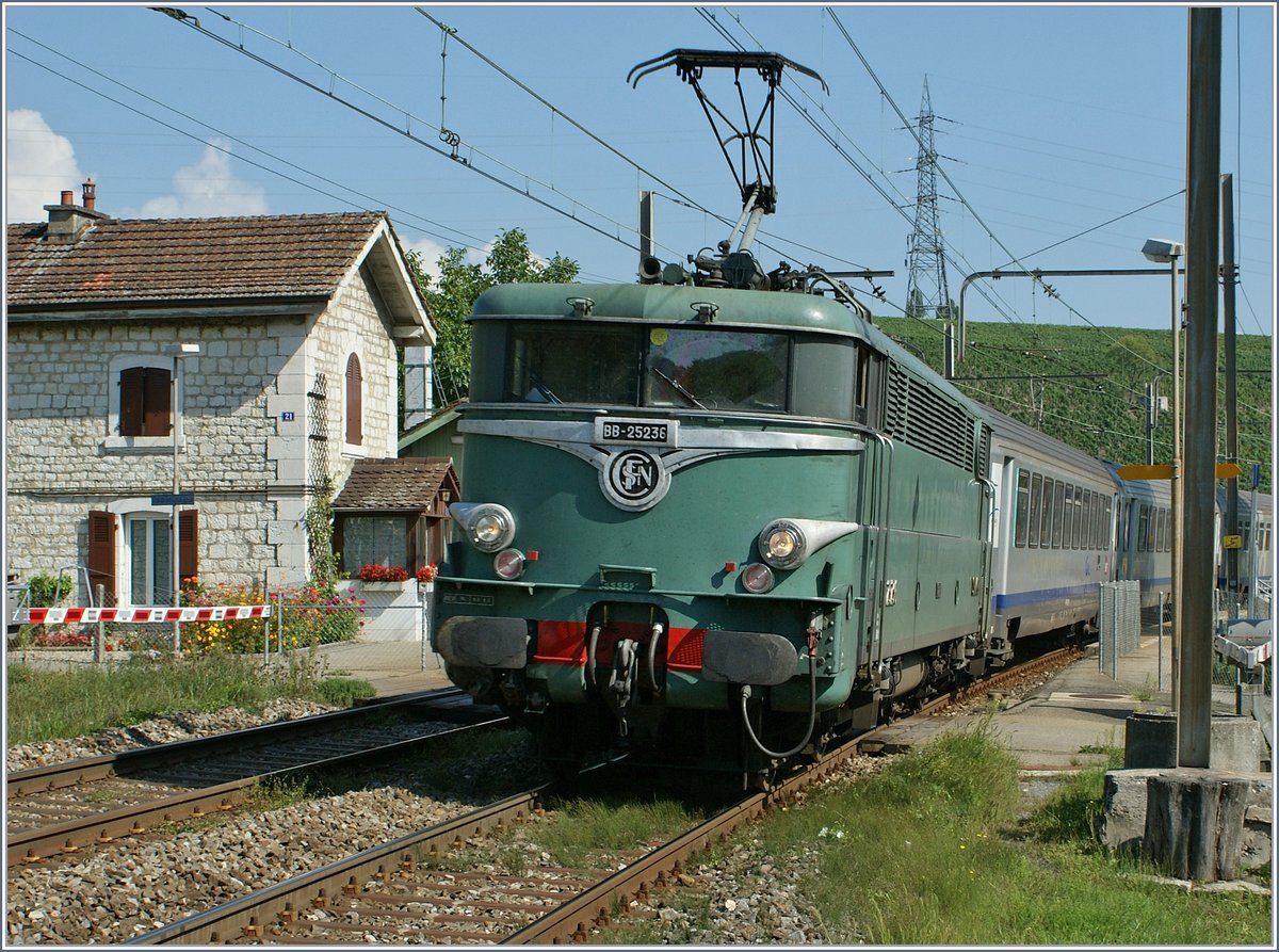 Die SNCF BB 25236 zeigt sich mit ihrem TER nach Lyon bei der Durchfahrt in Russin in ihrer schönesn Ursprungsausführung. 
(Überarbeitetes Bild) 
27. Aug. 2009