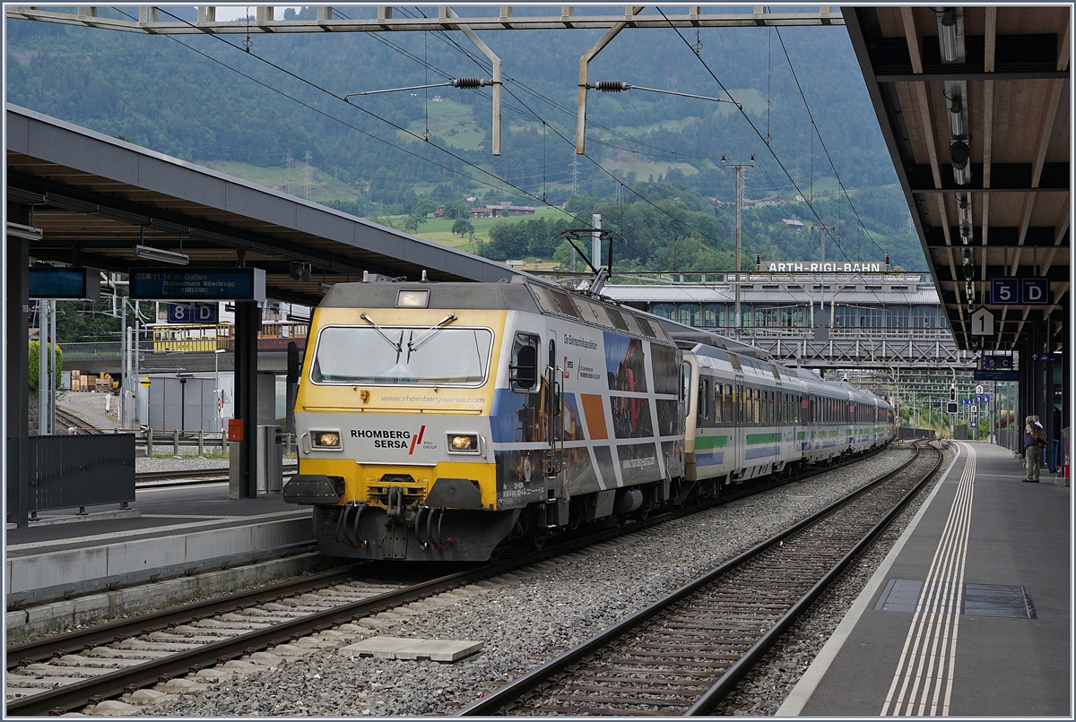 Die SOB Re 456 093-4 (UIC 91 85 4 456 093-4 CH-SOB) wartet in Arth Goldau mit ihrem VAE auf die Weiterfahrt nach St.Gallen.
24. Juni 2018
