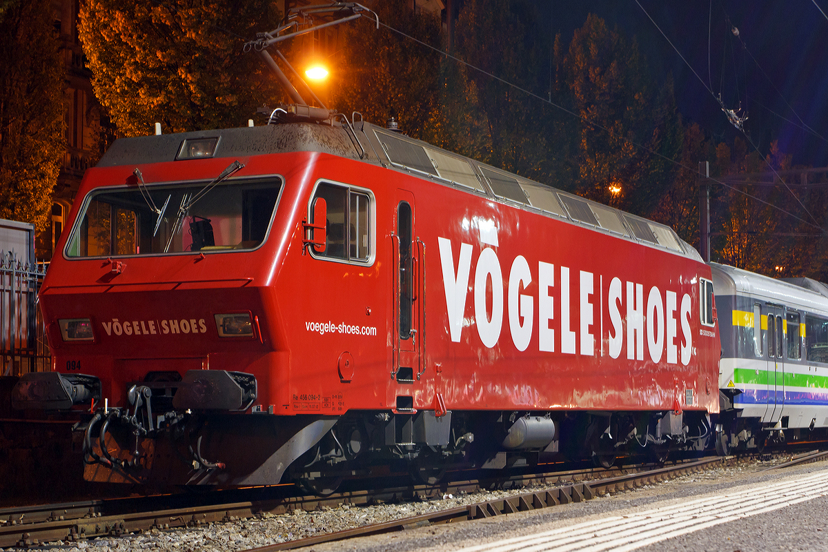 Die SOB (Südostbahn) Re 456 094-2  Herisau   (91 85 4456 094-2) im Vögele Shoes Design ist am 29.09.2012 - 3:30 Uhr  mit dem Voralpen Express in Luzern abgestellt.

Diese vierachsige normalspurige Lokomotive in Umrichtertechnik wurde1987/88 von SLM und BBC für die Bodensee-Toggenburg-Bahn (BT) gebaut, die 2001 mit der SOB fusionierte. Gelegentlich werden diese Loks auch Re 4/4 KTU bezeichnet

Technische Daten:
Spurweite: 1.435 mm (Normalspur)
‚Achsfolge: Bo' Bo'
Dauerleistung: 3.200 kW
Höchstgeschwindigkeit: 130 km/h
Gewicht:  68.0 t 
Länge über Puffer: 16.600 mm
Kleinster befahrb. Gleisbogen: R 150 m
