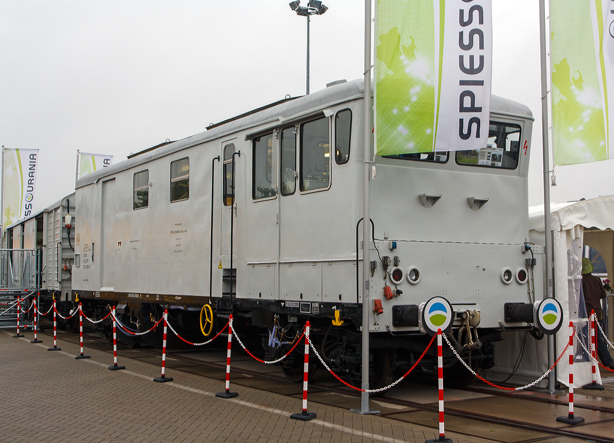 
Die Spiess-Urania Chemicals GmbH aus Hamburg präsentierte auf der InnoTrans 2014 in Berlin (26.09.2014) ihren Unkrautsprengwagen 60 80 092 4030-0 D-SPU (heute hat er die neue UIC-Nr. 99 80 9395 018-1 D-SPU).

TECHNISCHE DATEN (laut Anschriften):
Spurweite: 1.435 mm (Normalspur)
Anzahl der Achsen: 4 in 2 Drehgestellen
Länge über Puffer: 14.040 mm
Drehzapfenabstand: 9.000 mm
Achsabstand im Drehgestell: 1.800 mm
Eigengewicht: 35.310 kg
Nutzlast: 12.000 kg
Höchstgeschwindigkeit: 100 km/h
Kleinster befahrbarer Gleisbogen: R 75 m
Bremse: KE-GP
Handbremse: Ja