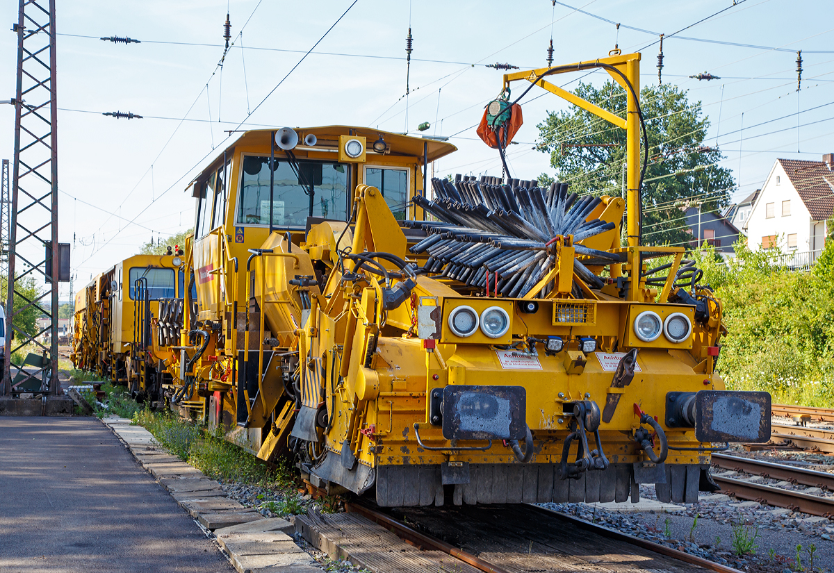
Die SSP 911 Schnellschotterplaniermaschine der Bahnbau Gruppe eine Deutsche Plasser SSP 110 SW (Schweres Nebenfahrzeug Nr. 97 16 40 065 18 -3) ist am 11.05.2015 in Kreuztal abgestellt.

Die Schotterplaniermaschine wurde 1995 von der Deutsche Plasser unter der Fabriknummer 612 gebaut.

TECHNISCHE DATEN der SSP 110 SW:
Spurweite: 1.435 mm
Achsanzahl: 2 
Eigengewicht: 37 t
zul. Anhängelast: 20 t
Länge über Puffer: 17.500 mm
Achsabstand: 8.100 mm
Motorleistung: 400 kW
Höchstgeschwindigkeit: 90 km/h
Kleinster befahrbarer Radius: 120 m
zul. Streckenklasse: B1 oder höher
Zur Mitfahrt zugel. Personen: 5

Dahinter steht noch die USM 641 eine Matisa Universal-Stopfmaschine B 66 U – D2 (Schweres Nebenfahrzeug Nr. 97 43 38 002 17-9), ex DB Netz AG.