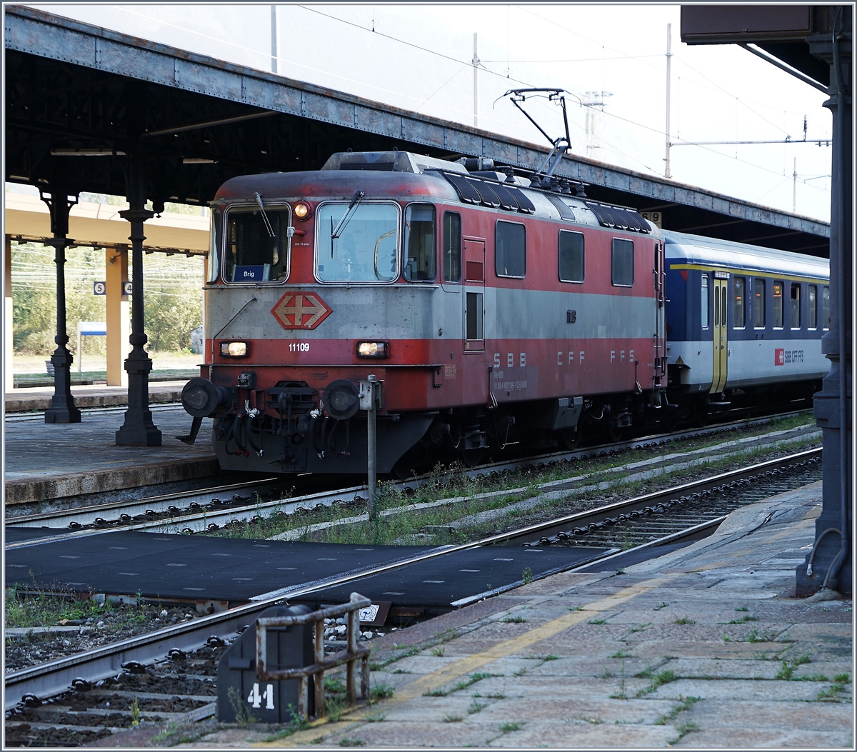 Die Swiss Express Re 4/4 II 11109 in Brig.
7. Okt. 2016
