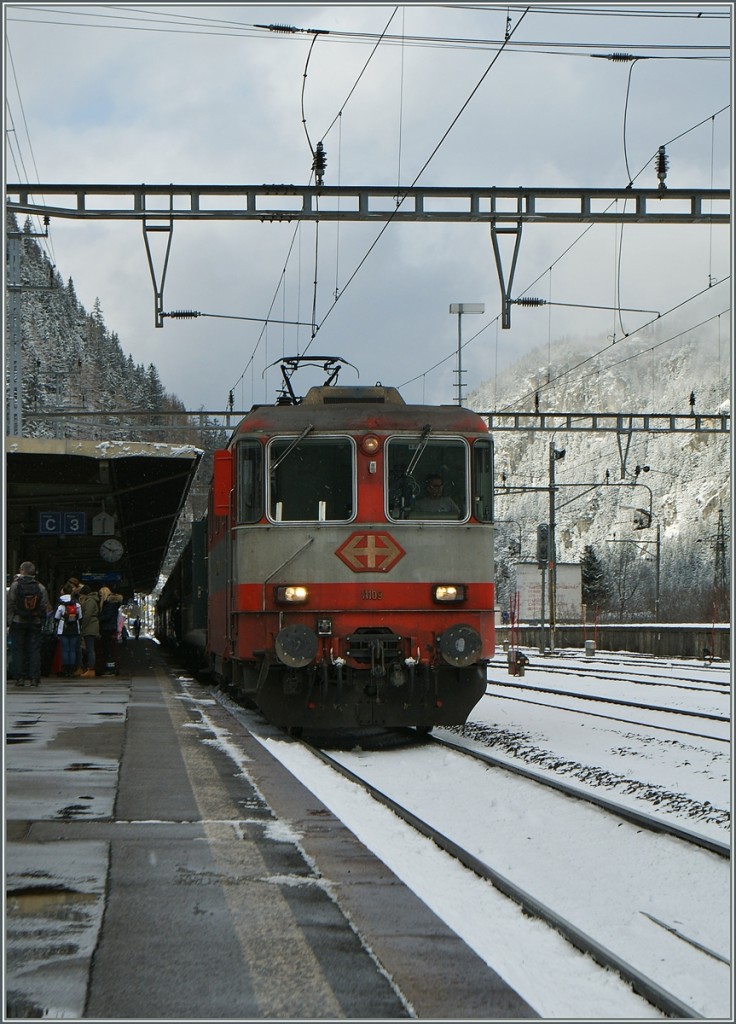 Die  Swiss-Express  Re 4/4 II 11109 mit dem IR 2173 Basel - LOcarno beim Halt in Göschenen.
24. Jan. 2014  