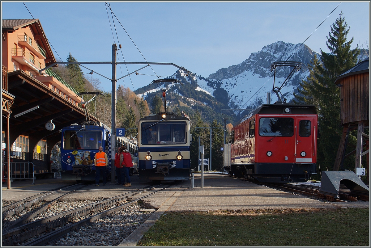 Die Tal- und Bergw�rts fahrende Rochers de Naye Z�ge kreuzen sich in Caux, und auf Gleis 3 wartet die neue HGem 2/2 11 wartet auf neuen Aufgaben.
8. Dez. 2015