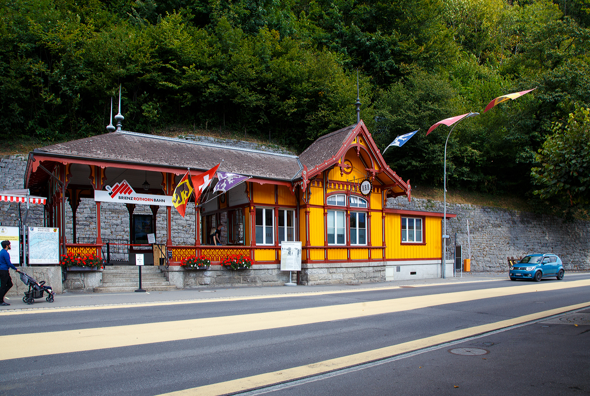Die Talstation der Brienz-Rothorn-Bahn (BRB) am 09.09.2021 in Brienz, direkt gegenüber den zb Bahnhof. Leider hatte ich gerade einen Dampfzug verpasst.

Die Brienz-Rothorn-Bahn (BRB) ist eine Zahnradbahn (System Abt) in der Schweiz, die nur im Sommer, jährlich von Anfang Juni bis Ende Oktober, von Brienz auf das Brienzer Rothorn fährt. In der Vorsaison fährt die Bahn bis zur Planalp.

Streckendaten:
Fahrplanfeld: 475
Streckenlänge: 7,6 km
Spurweite: 800 mm (Schmalspur)
Maximale Neigung: 250 ‰
Minimaler Radius: 80 m
Zahnstangensystem: Abt
Talstation: Brienz BRB auf 566 m ü. M.
Bergstation: Rothorn Kulm auf 2.244 m ü. M.
