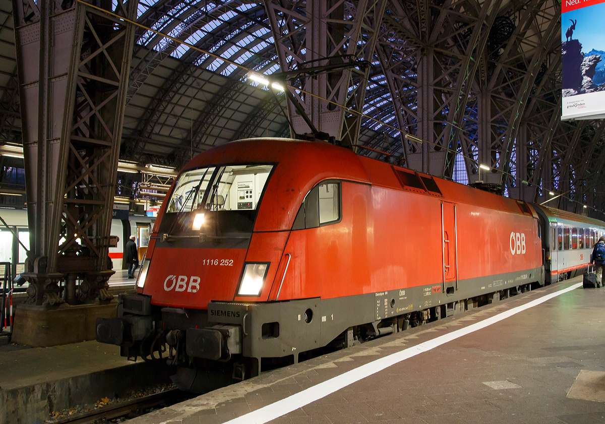 
Die  Taurus  1116 252-8 (A-ÖBB 91 81 1116 252-8) der ÖBB, als eine von zwei von dem im Sandwich gefahrenen EC 113 (Frankfurt - München - Klagenfurt mit Kurswagen nach Zagreb), am 27.12.2015 im Hbf Frankfurt am Main. 

Die ES 64 U2 wurde 2005 von Siemens unter der Fabriknummer 21201 für die ÖBB gebaut.

Früher (bis 2011) fuhr der EC 113 sogar von Siegen Hbf los, aber der Bahn waren es zu wenige Reisende die mit im fuhren. Einen Nachteil hatte es aber für die anderen Bahnen die in Siegen Hbf hielten, durch die Aufwertung zu EC/IC-Bahnhof (täglich ein EC von und nach Siegen), waren die Halte in Siegen teuer geworden.
