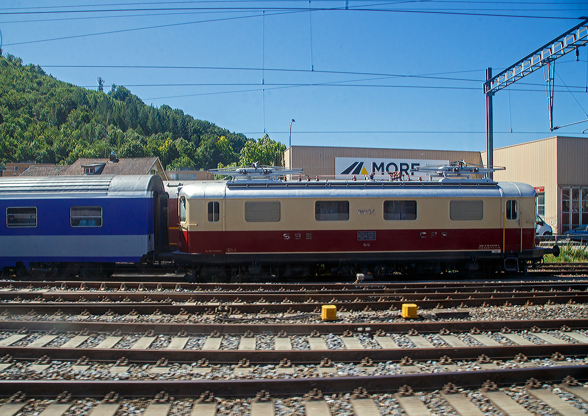 Die TEE-CLASSICS Re 4/4 I – 10034 (91 85 4410 034-3 CH-TEECL), ex SBB 10034, ex SBB 434 ist am 11.07.2022 in Sissach abgestellt. Bild aus einem fahrenden IC durch die Scheibe. 

Die Re 4/4I ist eine ab dem Jahr 1946 gebaute leichte elektrische Schnellzuglokomotiven der Schweizerische Bundesbahnen, kurz SBB, die in zwei unterschiedlichen Serien gebaut wurden. Diese Lokomotiven sind die ersten Drehgestelllokomotiven der SBB. Die SBB entschieden sich bewusst für eine leichte Schnellzuglokomotive mit nur etwa 14 Tonnen Achslast, um auch höhere Kurvengeschwindigkeiten fahren zu können und damit anders als die damalige Berner Alpenbahn-Gesellschaft Bern–Lötschberg–Simplon, kurz BLS, die die bereits ab 1944 gebauten Universallokomotive Ae 4/4 mit 20 Tonnen Achslast beschaffte.

Als Aufgabenbereich war ihnen vor allem die Führung von Schnellzügen auf der Ost-West-Transversale der Schweiz zugedacht,  die die nachfolgenden Kriterien erfüllen musste:
•	Die Lokomotive sollte die gleiche Kurvengeschwindigkeit wie die erwähnten Leichttriebwagen fahren können, das heisst in der Regel 10 km/h schneller als andere Lokomotiven. Die statische Achslast durfte deshalb 14 t nicht überschreiten.
•	Die Lokomotive musste auf Steigungen bis 12 ‰ Züge bis 300 t mit den gleichen Geschwindigkeiten und Fahrzeiten wie die Leichttriebwagen befördern.
•	Auf Steigungen bis 10 ‰ sollte ein Zug mit 480 t auf 75 km/h beschleunigt werden können, im Flachen auf 125 km/h.
•	Eine Rekuperationsbremse musste vorhanden sein, mit der bei 38 ‰ Gefälle das Lokomotivgewicht und bei kleineren Gefällen dazu eine Teil der Anhängelast abgebremst werden konnte. Die 2 Serie wurde ohne Rekuperationsbremse ausgeführt.
•	Eine elektropneumatische Hüpfersteuerung mit 24 Fahr- und mindestens 8 Bremsstufen sollte eingebaut werden.
•	Die Lokomotive musste von einem Steuerwagen oder einer zweiten Lokomotive ferngesteuert werden können.
•	Die Lokomotive sollte im Aussehen zu den Leichtstahlwagen passen.

Die zweite Serie (427 bis 450 bzw. 10027 bis 10050):
Durch das Fehlen der Fernsteuerung war die zweite Serie nicht in der Lage, im ferngesteuerten schiebenden Zustand zu verkehren. Deshalb sind beide Seitengänge für den Zugang zu den Maschinen und Apparaten offen. Die Maschinen besitzen auch keine stirnseitigen Übergänge. Die Lüftung wurde bei diesen Maschinen durch zwei hoch liegende Lüftungsjalousien auf beiden Seiten gelöst. Dazwischen lagen, auch beidseitig, zwei Fenster.

Einsatz:
Die Lokomotiven verkehrten lange Zeit im Schnellzugdienst, insbesondere im Mittelland auf den Linien Zürich–Genf und Luzern–Schaffhausen. Abgelöst wurden sie von den RBe 4/4-Triebwagen.  Die Lokomotiven der ersten Serie kamen dank ihrer Pendelzugfähigkeit anschließend in einen lang dauernden Einsatz im Regionalverkehr. Sie konnten dabei ihre Leistungsfähigkeit auch auf Bergstrecken wie den Gotthardrampen nochmals eindrücklich unter Beweis stellen.

Die Lokomotiven der zweiten Serie wurden in der zweiten Phase ihrer Einsatzdauer einerseits für den Einsatz im hochqualifizierten Reisezugverkehr (TEE Rheingold, TEE Bavaria) und andererseits im Regionalzugverkehr eingesetzt. Die Lokomotiven 10033, 10034, 10046 und 10050 erhielten 1972 den TEE-Anstrich und die Loks 10033 und 34 einen Stromabnehmer mit breiter 1.950 mm-Wippe nach DB/ÖBB-Norm für den TEE Bavaria bis Lindau.

Die Lokomotiven beider Baulose waren auch immer gut für die Führung von Ersatzleistungen zu Regelzügen. Als damals einzige Lokomotive mit einer Höchstgeschwindigkeit von V max von 125 km/h waren die Re 4/4I auch häufig mit Versuchszügen unterwegs, bis sie von den Re 4/4II abgelöst wurden.

TECHNISCHE DATEN der Re 4/4 I der 2. Serie:
Hersteller: SLM, BBC, MFO, SAAS
Baujahre: 1946 bis 1951(2. Serie 1951)
Ausmusterung: 1996 bis 1998
Spurweite: 1.435 mm (Normalspur)
Achsfolge: Bo'Bo'
Gebaute Stückzahl: 50 (davon 23 der 2. Serie)
Dienstgewicht: 57 t
Länge über Puffer: 14.900 mm
Drehzapfenabstand: 7.800 mm
Achsabstand im Drehgestell: 3.000 mm
Treibraddurchmesser: 1.040 mm
Breite: 2.950 mm
Höhe: 3.700 mm
Leistung: 1.850 kW (2.480 PS)
Stundenzugkraft: 85 kN
Anfahrzugkraft: 135 kN
Höchstgeschwindigkeit: 125 km/h 
Stromsystem:  15 kV, 16,7 Hz AC
