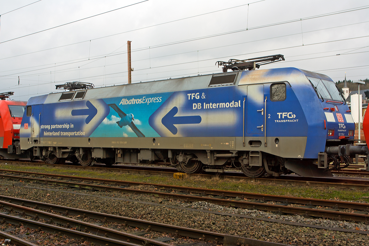 
Die TFG Transfracht  AlbatrosExpress  152 135-0  (91 80 6152 135-0 D-DB) der DB Schenker Rail Deutschland AG steht am 25.12.2014 in Kreuztal im Abstellbereich. 

Die Siemens ES 64 F wurde 2000 von Krauss-Maffei AG / Siemens in München unter der Fabriknummer 20262 gebaut.