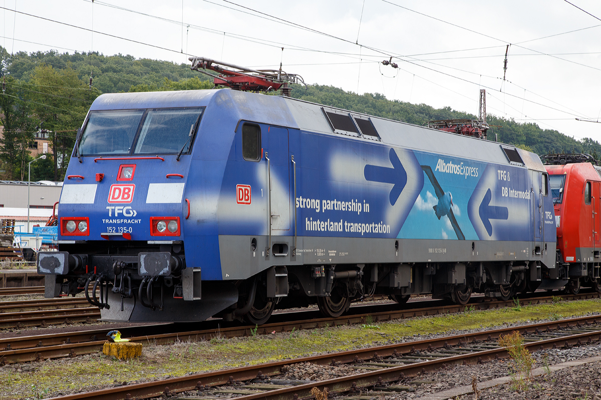 Die TFG Transfracht  AlbatrosExpress  152 135-0 (91 80 6152 135-0 D-DB) der DB Schenker Rail Deutschland AG steht am 19.09.2015 in Kreuztal im Abstellbereich.

Die Siemens ES 64 F wurde 2000 von Krauss-Maffei AG / Siemens in München unter der Fabriknummer 20262 gebaut.

Als Ersatz für die schweren E-Loks der BR 150 und für Einsatzgebiete der BR 151 / 155 wurde die Beschaffung der Drehstromlok der BR 152 (Siemens ES64F) eingeleitet, sie ist eine Hochleistungslokomotive aus der Siemens ES64 EuroSprinter-Typenfamilie für den schweren Güterzugverkehr, die auch für Personenzüge genutzt werden kann.

Die Baureihe basiert auf dem von Siemens konstruierten Prototyp ES64P. Da jedoch klar war, dass die Maschinen ausschließlich im Güterverkehr eingesetzt werden sollten und eine Höchstgeschwindigkeit von 140 km/h als ausreichend angesehen wurde, konnte auf die Verwendung von voll abgefederten Fahrmotoren verzichtet und auf den wesentlich einfacheren und preisgünstigeren Tatzlager-Antrieb zurückgegriffen werden. Dieser gilt durch die Verwendung moderner Drehstrommotoren bei niedrigen Geschwindigkeiten als relativ verschleißarm.

Technische Daten der BR 152:
Achsformel: Bo´Bo´
Länge über Puffer: 19.580 mm
Breite: 3.000 mm
Drehzapfenabstand: 9.900 mm
Drehgestellachsstand: 3.000 mm
Dienstmasse: 86,7 t
Höchstgeschwindigkeit: 140 km/h
Dauerleistung: 6.400 kW (8.701 PS)
Anfahrzugkraft: 300 kN
Stromsystem: 15 kV, 16 2/3 Hz