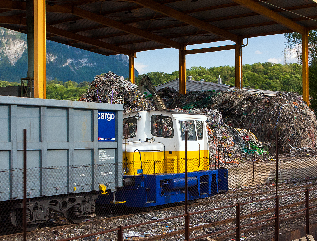 Die Tm 2/2 Lok der Cablofer Recycling SA (heute Thommen SA, Bex), eine O&K MB 5 N, am 28.05.2012 in Bex.

Die Lok wurde 1966 von Orenstein & Koppel in Dortmund unter der Fabriknummer 26600 gebaut und an die Dortmunder Union-Brauerei als Lok 1 geliefert. Im Jahr 1979 ging sie �ber den H�ndler WBB in Hattingen in die Schweiz an die Th�venaz-Leduc S.A. in Ecublens (VD) als Lok 3. Von der LSB Lok Service Burkhardt AG (H�ndler) wurde die Lok 1990 gekauft und 1991 an die Calanda Br�u (seit 1993 zu Heineken) Felsberg bei Chur verkauft. Zum Rangieren von Meterspurwaggons auf Dreischienengleisen bei Calanda Br�u erhielt sie Mittelpufferkupplungen.  Wieder �ber die LSB ging die Lok dann 2012 an die Cablofer Recycling SA in Bex (seit 2020 Thommen SA).

O&K MB 5 N ist eine Lok der 3. Nachkriegs-Generation, mit ihr verlie� Orenstein & Koppel ab 1963 die Pfade des  klassischen  Vorkriegs-Kleinlokbaus. Mit der Einf�hrung der Gelenkwellen-Kraft�bertragung war man auf dem Stand der Zeit. Allerdings ging O&K bei der Achslagerung deutlich andere Wege als die Konkurrenz: Jede Achse wurde in einem separaten Hilfsrahmen gelagert. Die Rahmenwangen wurden nicht zur Lagerung herangezogen, so dass sich der bis weit nach unten gezogene Au�enrahmen sehr glatt und schn�rkellos pr�sentiert.

Die O&K Typenbezeichnung MB 5 N steht f�r:
M = Motorlokomotive
B = Achsfolge B
5 = 1/20 der Leistung in kW (so ca. 100 kW bzw. 135 PS)
N = Normalspur

Von dieser Type wurden zwischen 1963 – 1969 insgesamt 29 St�ck gebaut.

Die Lokomotive wird durch einen luftgek�hlten Deutz V6-Zylinder Viertakt-Dieselmotor vom Typ A6L 714 angetrieben, der seine Leistung von 92 kW (125 PS) bei 2.000 U/min, �ber eine hochelastische angeflanschte Kupplung und eine Gelenkwelle an ein hydrodynamisches Getriebe der Firma Voith vom Typ Diwabus 200S, mit angeflanschtes Voith Wendegetriebe abgibt. Von dem Wendegetriebe erfolgt die Kraft�bertagung �ber Gelenkwellen an die beiden O&K Achsgetrieben vom Typ  CG  250 und somit an die beiden Achsen. 

Das Getriebe erlaubt eine maximale Geschwindigkeit von 30 km/h. Alle vorgenannten Komponenten sind in einem, f�r zwei Achsen ausgef�hrten starren Rahmen eingebunden. Der geringe Achsstand  erm�glicht es einen Kurvenradius von nur 50 m sicher zu befahren. Die  Achsen sind starr untereinander verbunden und mit O&K Achsgetrieben  Typ  CG  250  ausger�stet.  Die R�der haben einen Laufkreisdurchmesser (neu) von 850 mm und sind mit hochfesten Radreifen mit einer Festigkeit von ca. 1.150  N/mm� komplettiert. Eine mit Knorr-Bauteilen ausgef�hrte pneumatische Steuerungs-, Lufterzeugungs- und Bremsanlage erf�llt die eisenbahntechnischen Voraussetzungen f�r das Bremsen  des  Fahrzeuges. Das Fahrzeug  wird im Einsatz �ber eine Klotzbremse von zwei Bremszylindern die direkt auf ein Bremsgest�ngesystem wirken abgebremst.Eine Spindelhandbremse die �ber eine Kette auf das Gest�nge wirkt, verhindert das Wegrollen des Fahrzeuges im Stand. Die Lokomotive hat einen Kraftstoffvorrat von 400 l und ein Dienstgewicht von 20 t.  

TECHNISCH DATEN:
Fahrzeughersteller:  O&K AG, Werk Dortmund 
Gebaute Anzahl:  29
Spurweite: 1.435 mm (Normalspur)
Achsformel:  B
L�nge �ber Puffer:  6.440 mm  
Achsabstand: 2.500 mm
H�he �ber SO:  3.325 mm  
Breite:  2.900 mm  
Dienstgewicht:  20 t  
Achslast: 10 t 
Achsmeterlast:   3,1 t/m 
Motor:  Deutz A6L 714 
Motorleistung:  92 kW (125 PS) bei 2.000 U/min
Motorhubraum: 9,5 l
Hydraulisches Getriebe:  Diwabus 200S  
Achsgetriebe: Typ CG 250
Gr��te Anfahrzugkraft: 8,5 t 
Kleinster Kurvenradius: 50 m  
Achsgetriebe: Typ CG 250 
H�chstgeschwindigkeit:  30 km/h
Bremsenbauart:  K-PmZ  
Bremsgewicht:  27t
