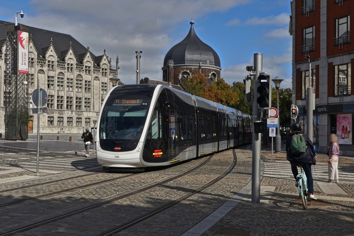 Die Tram kommt aus der Rue Bex, von der Haltestelle Pont Maghin her, wird gleiche die Haltestelle Place Saint Lambert erreichen, von hier verl�uft die Trasse wieder Zweigleisig. 18.09.2025