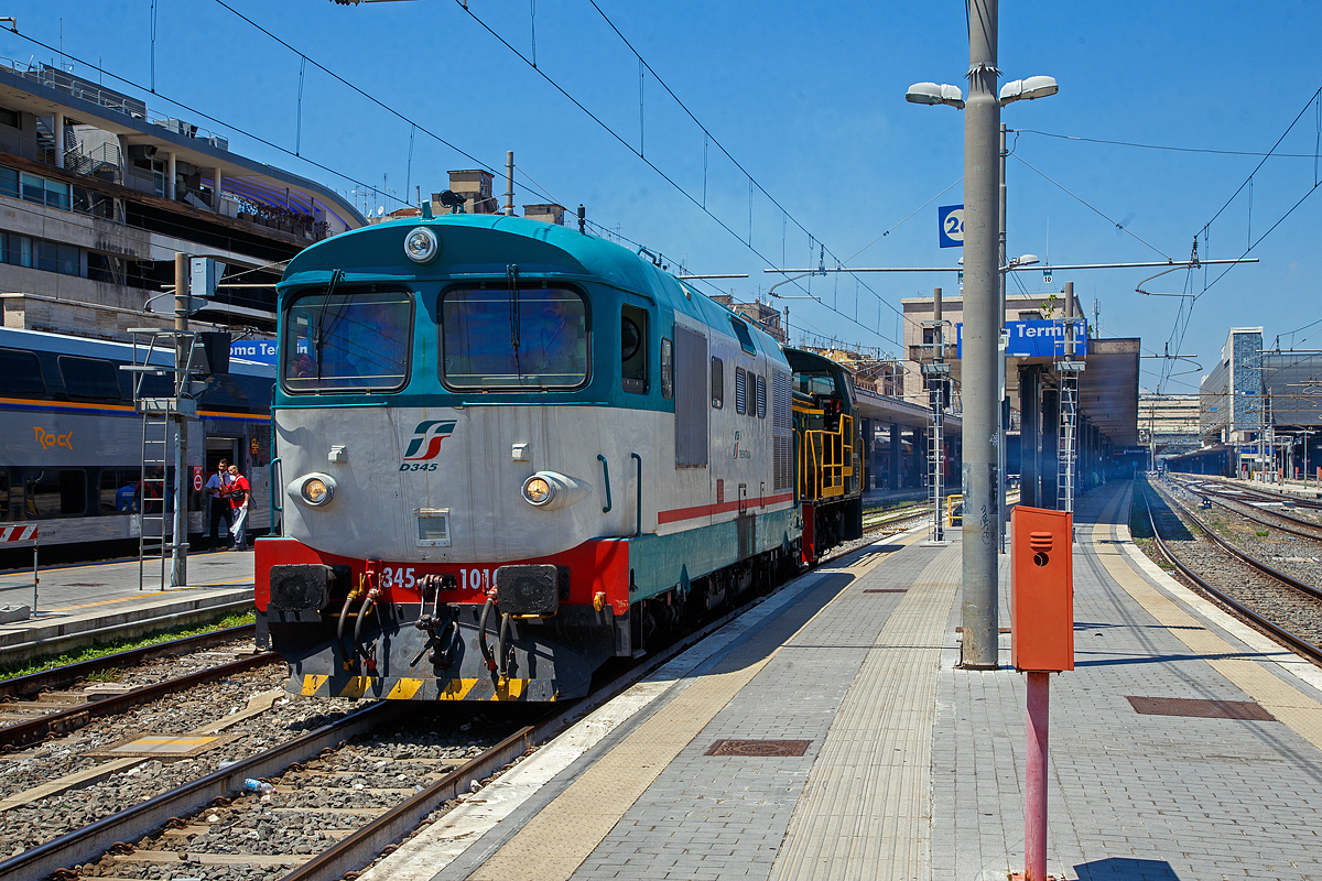 Die Trenitalia (100-prozentige Tochtergesellschaft der FS) Diesellos D.345 1010 (92 83 2345 010-8 I-TI) und die D.245 6112 (98 83 2245 712-4 I-TI) rangieren am 14.07.2022 im Bahnhof Roma Termini.

Die D.345 ist eine Baureihe von Diesellokomotiven der italienischen Staatseisenbahn Ferrovie dello Stato, sie wurde f�r alle Dienste auf nicht elektrifizierten Strecken konzipiert. Die insgesamt 145 gebauten Exemplare wurden in verschiedenen Baulosen beschafft, die sich aber nicht wesentlich unterscheiden. Dank einer H�chstgeschwindigkeit von 130 km/h kann die Baureihe D.345 auf Haupt- und Nebenbahnstrecken eingesetzt werden. Die Loks besitzen aber keine Zugheizanlage und werden deshalb heute nur noch vor G�terz�gen eingesetzt, fr�her wurden mit den Personenz�gen auch Heizwaggons mit Dieselaggregat zur Zugheizung mitgef�hrt. 

Der verbaute Dieselmotor ist der Fiat Typ 218SSF mit Direkteinspritzung, mit 8 V-f�rmig angeordneten Zylindern, mit einer Leistung von 1.350 PS bei 1500 U/min, dieser treibt einen von TIBB gebauten Gleichstromgenerator mit einer Leistung von 960 kW an.

TECHNISCHE DATEN:
Gebaute Anzahl: 145
Baujahre: 1974–1979
Hersteller: Konsortium aus Breda, Fiat, Marelli, Italiano Bronwn Boveri, italtrafo und Sofer
Spurweite: 1.435 mm (Normalspur)
Achsformel: Bo'Bo'
L�nge �ber Puffer: 13.240 mm
Drehzapfenabstand: 9.560 mm
Achsabstand im Drehgestell: 1.960 mm
Treibraddurchmesser:  1.040 mm
Dienstgewicht:  64 t
H�chstgeschwindigkeit: 130 km/h 
Dauerleistung:  960 kW
�bersetzungsverh�ltnis: 1 / 2,56
Antriebart: Dieselelektrisch
