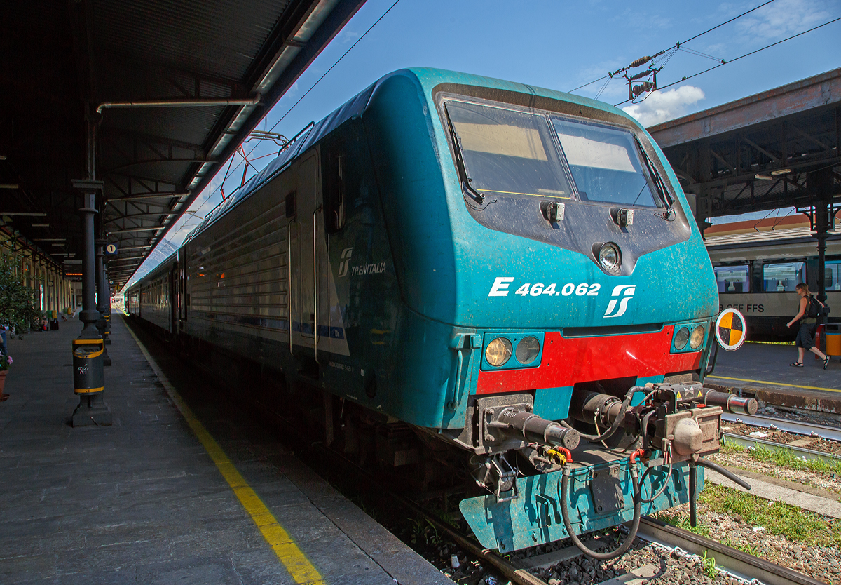 
Die Trenitalia E.464.062 (91 83 2464 062-x I-TI), ex FS E.464.202, steht am 05.08.2019 mit einem Regionalzug im Bahnhof Domodossola zur Abfahrt bereit.