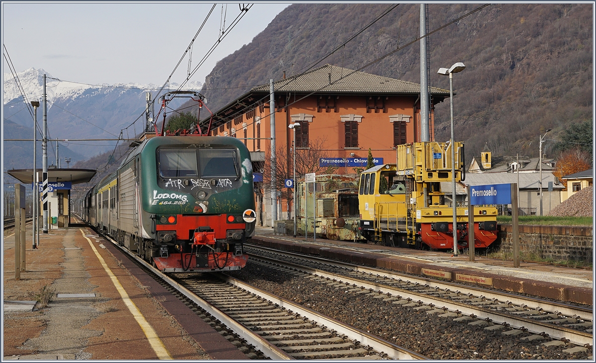 Die Trenord E 464 255 mit ihrem Regionalzug nach Domodossola beim Halt in Premosello Chiavenda.

29. Nov. 2018