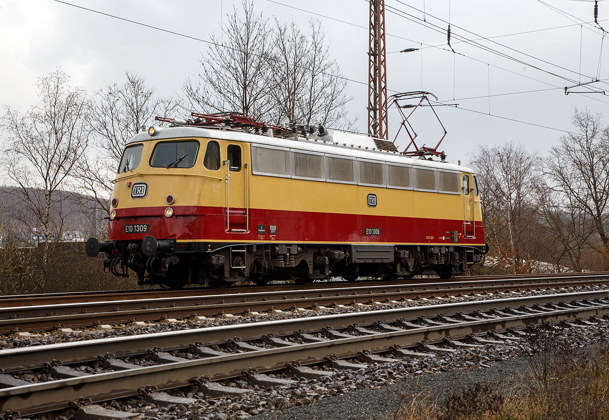 Die TRI E10 1309 (91 80 6113 309-9 D-TRAIN) der Train Rental International GmbH hat am 18.03.2021 als Lokzug in Rudersdorf (Kr. Siegen), an der Dillstrecke (KBS 445), Hp 0. Sie muss erst einen Güterzug überholen lassen.

Die Lok, eine sogenannte „Bügelfalten“ E10.12 mit Henschel-Schnellfahrdrehgestellen für dem TEE Rheingold bzw. TEE Rheinpfeil, wurde 1963 von Krauss-Maffei in München-Allach unter der Fabriknummer 19014 gebaut (der elektrische Teil ist von Siemens) und an die Deutschen Bundesbahn als E10 1309 geliefert. Mit der Einführung des EDV-gerechte Nummernsystems erfolgte zum 01.01.1968 die Umzeichnung in DB 112 309-0. Nach der deutschen Wiedervereinigung und dem darauffolgenden Vereinigung der beiden deutschen Staatsbahnen (DB und DR) wurde sie zum 01.01.1991 in DB 113 309-9 umgezeichnet und fuhr so bis zur Ausmusterung und Verkauf im Jahr 2014.

TECHNISCHE DATEN:
Spurweite: 1.435 mm
Achsformel: Bo’Bo’
Länge über Puffer: 16.440 mm
Drehzapfenabstand:  7.900 mm
Achsabstand im Drehgestell:  3.400 mm
Dienstgewicht: 85,0 t
Höchstgeschwindigkeit: 160 (zeitweise 120 km/h)
Stundenleistung: 3.700 kW (kurzzeitig bis 6.000 kW)
Dauerleistung: 3.620 kW
Anfahrzugkraft: 275 kN
Treibraddurchmesser: 1.250 mm
Stromsystem:  15 kV 16 ⅔ Hz ~
Anzahl der Fahrmotoren: 4
Antrieb: Gummiringfeder
Bremse: mehrlösige Knorr-Einheits-Druckluftbremse, Zusatzbremse, fremderregte elektrische Widerstandsbremse (max. Bremsleistung 2.000 kW, Dauerleistung 1.200 kW)