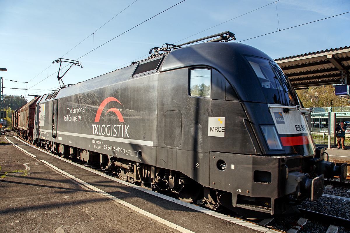 
Die von der TX Logistik gemietete MRCE Dispolok ES 64 U2-010 alias 182 510-8 (91 80 6182 510-8 D-DISPO) fährt am 18.04.2018 mit einem Coilgüterzug durch den Bahnhof Betzdorf (Sieg) in Richtung Siegen.