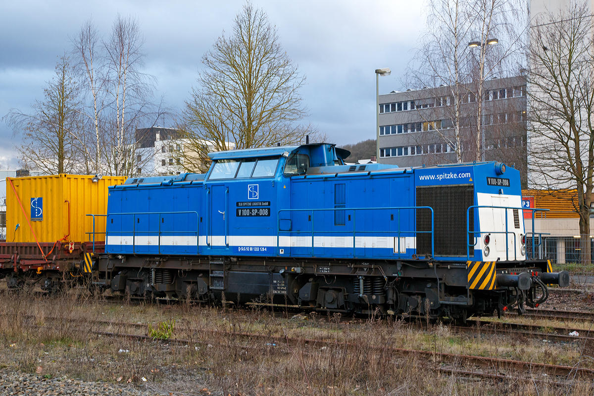 
Die V 100-SP-008 (92 80 1203 128-4 D-SLG) der SLG Spitzke Logistik GmbH, ex DR 110 529-5, ex DR 112 529-3, ex DR 202 529-4, ex DB 202 529-4, ist am 08.02.2016, mit der Krupp-Gleisbohrramme, beim Bahnhof Siegen-Weidenau abgestellt.

Die V 100.1 wurde 1973 von LEW (VEB Lokomotivbau Elektrotechnische Werke „Hans Beimler“ Hennigsdorf) unter der Fabriknummer 13568 gebaut und an die DR als 110 529-5 ausgeliefert. Der Umbau in DR 112 529-3 erfolgte 1985, eine Umzeichnung in 202 529-4 erfolgte 1992 und 1994 ging sie dann mit in die DB über. Die z-Stellung und Ausmusterung erfolgten 1997/1998. Dann ging sie zur SFZ - Schienenfahrzeugzentrum Stendal, ab 01.11.2002 ALS - ALSTOM Lokomotiven Service GmbH, dort wurde sie auch 
gemäß Umbaukonzept BR 203.1 umgebaut. Seit dem 20.07.2007 fährt sie nun für die SLG - Spitzke Logistik GmbH in Großbeeren als V 100-SP-008 (80 1203 128-4 D-SLG).

Technische Daten:
Spurweite: 1.435 mm (Normalspur)
Achsanordnung: B'B' 
Länge über Puffer: 13.945 mm
Radsatzabstand im Drehgestell: 2.300mm
Drehzapfenabstand: 7.000mm
Kleinster befahrbarer Gleisbogenradius: 100m
Dienstgewicht: 69 t
Leistungsübertragung: dieselhydraulisch
Höchstgeschwindigkeit: 100 km/h
Kleinste Dauerfahrgeschwindigkeit: 11,1 km/h

Motortyp: Caterpillar 3512 B DI-TA
Motorart: 12-Zylinder-Dieselmotor mit Direkteinspritzung, Abgasturbolader und Ladeluftkühlung
Motorleitung: 1.305 kW (1.775 PS) bei 1.600 U/min
Hubraum: 51,8 l (Bohrung-Ø 170 x Hub 190 mm)
Motorgewicht: 6.537 kg
Getriebe: Voith Strömungsgetriebe GSR 30/5,7