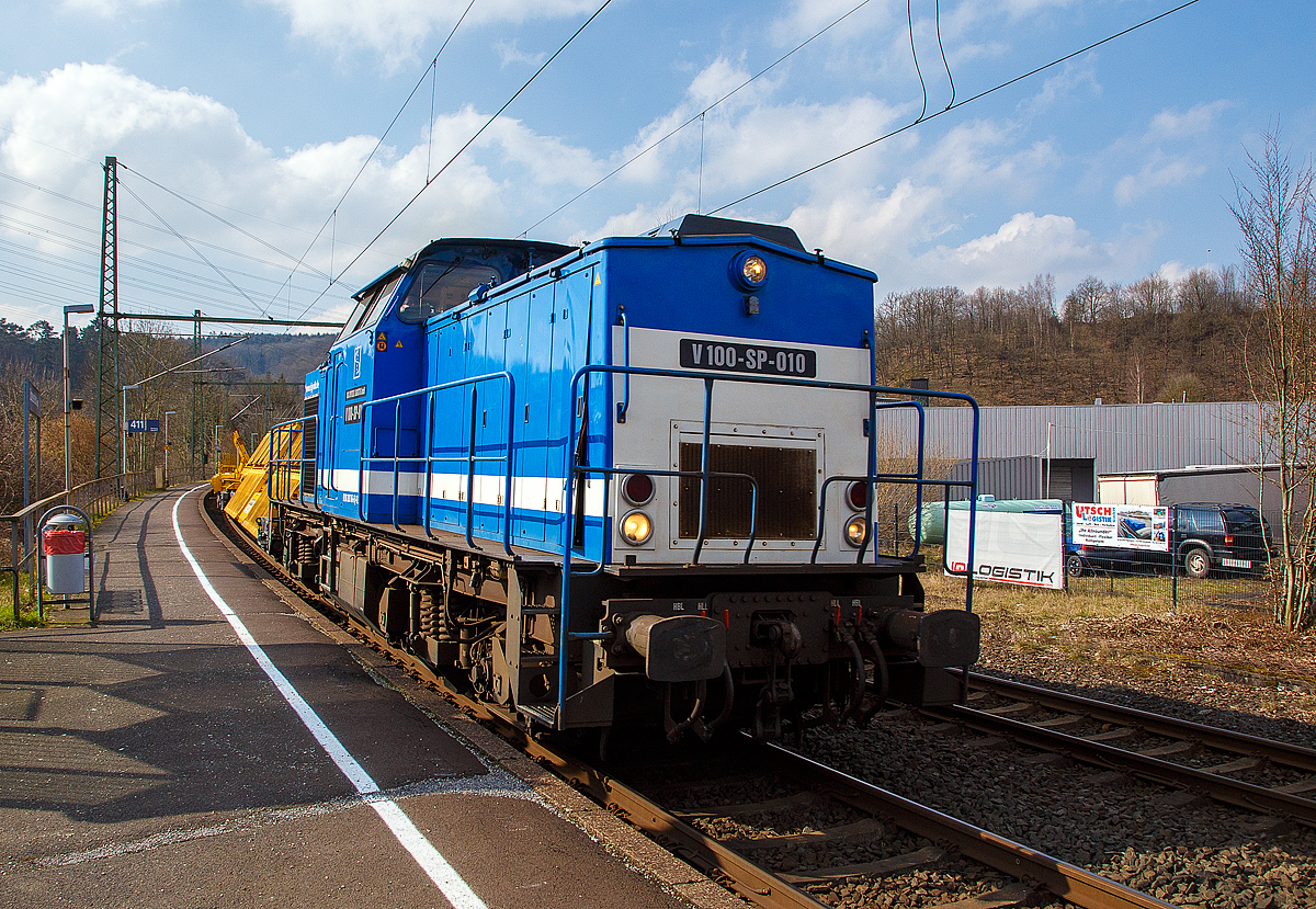 Die V 100-SP-010 (92 80 1203 146-6 D-SLG) der SLG Spitzke Logistik GmbH, ex DR 110 847-1, ex DR 112 847-9, ex DB 202 847-0, fährt am 09.03.2016, mit zwei leeren Weichentransportwagen sowie einigen Flachwagen der Gattung Res, durch den Bf. Scheuerfeld(Sieg) in Richtung Siegen. 

Die ex V 100.1 wurde 1976 von LEW (VEB Lokomotivbau Elektrotechnische Werke „Hans Beimler“ Hennigsdorf) unter der Fabriknummer 15232 gebaut und an die DR als 110 847-1 ausgeliefert, 1988 erfolgte der Umbau in 112 847-9. Im Jahr 1992 erfolgte die Umzeichnung in DR 202 847-0 und zum 01.01.1994 dann in DB 202 847-0.
Bei der DB wurde sie dann 1998 ausgemustert und an das SFZ - Schienenfahrzeugzentrum Stendal (ab 2002 dann ALSTOM Lokomotiven Service GmbH in Stendal verkauft) und dort erfolgte dann der Umbau gemäß Umbaukonzept BR 203.1 in die heutige 1203 146-6. Im Jahr 2008 wurde sie an die SLG - Spitzke Logistik GmbH in Großbeeren verkauft. 


Technische Daten:
Spurweite: 1.435 mm (Normalspur)
Achsanordnung: B'B'
Länge über Puffer: 13.945 mm
Radsatzabstand im Drehgestell: 2.300mm
Drehzapfenabstand: 7.000mm
Kleinster befahrbarer Gleisbogenradius: 100m
Dienstgewicht: 69 t
Leistungsübertragung: dieselhydraulisch
Höchstgeschwindigkeit: 100 km/h
Kleinste Dauerfahrgeschwindigkeit: 11,1 km/h

Motortyp: Caterpillar 3512 B DI-TA
Motorart: 12-Zylinder-Dieselmotor mit Direkteinspritzung, Abgasturbolader und Ladeluftkühlung
Motorleitung: 1.305 kW (1.775 PS) bei 1.600 U/min
Hubraum: 51,8 l (Bohrung-Ø 170 x Hub 190 mm)
Motorgewicht: 6.537 kg
Getriebe: Voith Strömungsgetriebe GSR 30/5,7