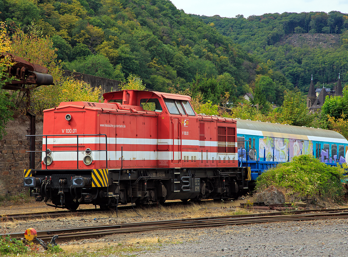 Die V100.01 / 203 213-4 (92 80 1203 213-4 D-HGB) der HGB - Hessische Güterbahn GmbH in Buseck, ex DB 202 573-2, ex DR 112 573-1, ex DR 110 573-3 ist am 03.08.2020 in Brohl-Lützing, auf der Gleisanlage Rheinanlagen der Brohltal Eisenbahn, abgestellt.

Die V 100.1 wurde 1973 bei LEW (VEB Lokomotivbau Elektrotechnische Werke  Hans Beimler , Hennigsdorf) unter der Fabriknummer 13892 gebaut und als 110 573-3 an die DR ausgeliefert.
1983 erfolgte der Umbau und Umzeichnung in DR 112 573-1, die Umzeichnung in DR 202 573-2erfolgte 1992 und ab 01.01.94 dann DB 202 573-2, die Ausmusterung bei der DB erfolgte 2001 und ging dann an SFZ - Schienenfahrzeugzentrum Stendal (heute ALS - ALSTOM Lokomotiven Service GmbH, Stendal) 202 573-2, hier erfolgte der bis 2004 der Umbau und Umzeichung in 203 211-8. Im Jahr 2005 wurde sie an die HGB verkauft, 2007 bekam sie die NVR-Nummer 92 80 1203 213-4 D-HGB und die EBA-Nummer EBA 01C23K 213, die HGB bezeichnet sie intern als V100.01.

Technische Daten:
Spurweite: 1.435 mm (Normalspur)
Achsanordnung: B'B'
Leistungsübertragung: dieselhydraulisch
Höchstgeschwindigkeit: 100 km/h
Kleinste Dauerfahrgeschwindigkeit: 18 km/h
Motorleitung: 1082 kW (1.500PS)
Länge über Puffer: 14.240 mm
Höhe über SO: 4.255 mm
Radsatzabstand im Drehgestell: 2.300 mm
Drehzapfenabstand: 7.000 mm
Kleinster befahrbarer Gleisbogenradius: 100 m 