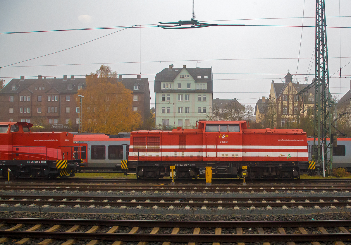 Die V100.01 / 203 213-4 (92 80 1203 213-4 D-HGB) der HGB - Hessische Güterbahn GmbH (Buseck), ex DB 202 573-2, ex DR 112 573-1, ex DR 110 573-3, ist am 12.11.2021 beim Bahnhof Gießen abgestellt. Aufnahme aus dem Zug durch die Scheibe. 

Die V 100.1 wurde 1973 bei LEW (VEB Lokomotivbau Elektrotechnische Werke  Hans Beimler , Hennigsdorf) unter der Fabriknummer 13892 gebaut und als 110 573-3 an die DR ausgeliefert.
1983 erfolgte der Umbau und Umzeichnung in DR 112 573-1, die Umzeichnung in DR 202 573-2erfolgte 1992 und ab 01.01.94 dann DB 202 573-2, die Ausmusterung bei der DB erfolgte 2001 und ging dann an SFZ - Schienenfahrzeugzentrum Stendal (heute ALS - ALSTOM Lokomotiven Service GmbH, Stendal) 202 573-2, hier erfolgte der bis 2004 der Umbau und Umzeichung in 203 211-8. Im Jahr 2005 wurde sie an die HGB verkauft, 2007 bekam sie die NVR-Nummer 92 80 1203 213-4 D-HGB und die EBA-Nummer EBA 01C23K 213, die HGB bezeichnet sie intern als V100.01.

Angetrieben wird die 100 km/h schnelle Lok von einem Caterpillar V-12-Zylinder-Viertakt-Dieselmotor mit Turboaufladung und Ladeluftkühlung vom Typ CAT 3512 DI-TA (170 mm Bohrung / 190 mm Hub) mit einer Leistung von 1.082 kW / 1.472 PS. Die CAT 3512 DI-TA Typenbezeichnung bedeutet: 35 - Bauart 3500; 12 - 12 Zylinder; DI – Dieselmotor; TA - Turbomotor mit Ladeluftkühlung. Die Lok hat die Zulassung für Deutschland und sie Schweiz.
 
Technische Daten:
Spurweite: 1.435 mm (Normalspur)
Achsanordnung: B'B'
Leistungsübertragung: dieselhydraulisch
Höchstgeschwindigkeit: 100 km/h
Kleinste Dauerfahrgeschwindigkeit: 18 km/h
Motorleitung: 1.082 kW (1.500PS)
Länge über Puffer: 14.240 mm
Höhe über SO: 4.255 mm
Radsatzabstand im Drehgestell: 2.300 mm
Drehzapfenabstand: 7.000 mm
Kleinster befahrbarer Gleisbogenradius: 100 m