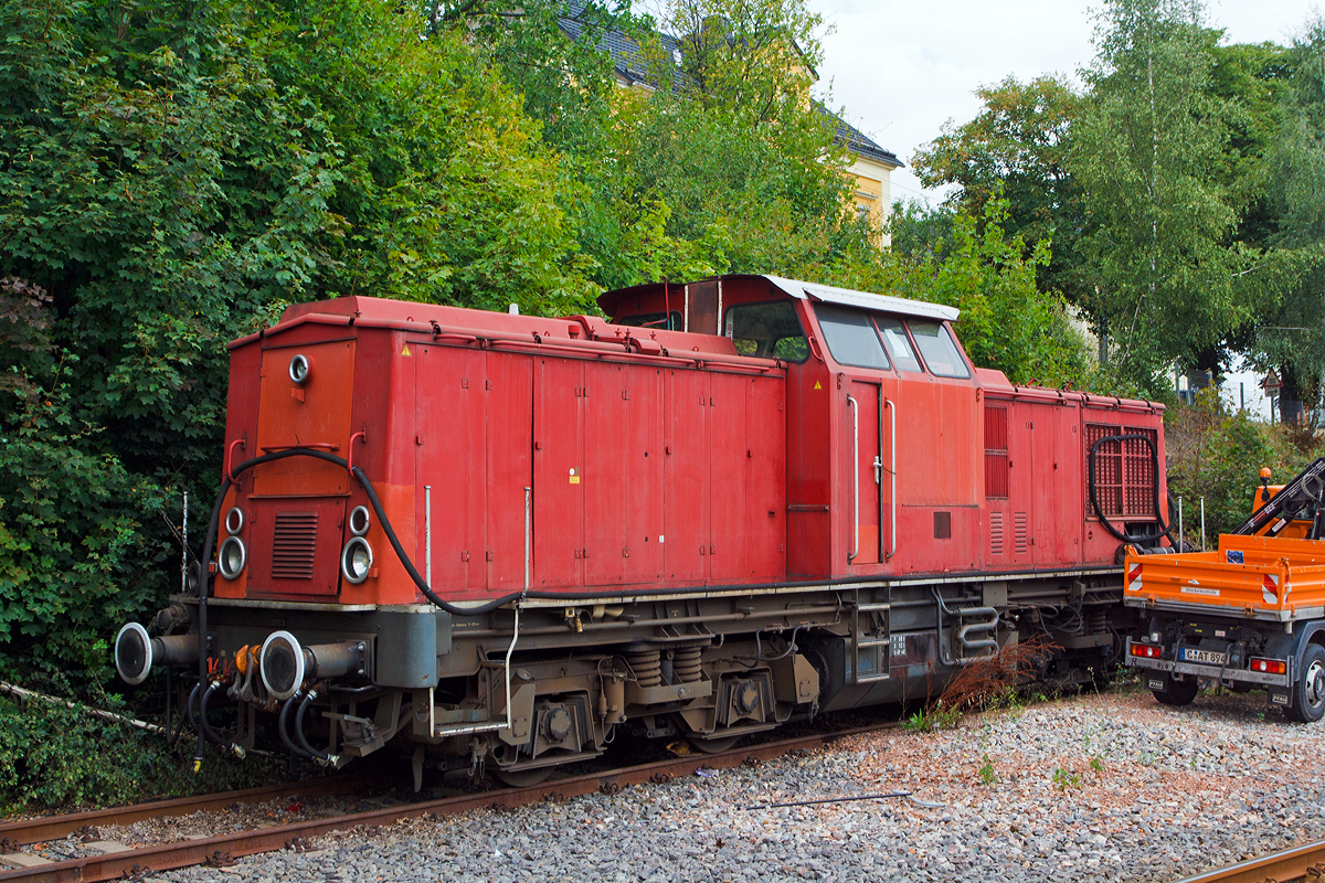 
Die V100.01  (98 80 3202 066-7 D-ECCO) der  SETG - Salzburger Eisenbahn TransportLogistik GmbH aus Salzburg, ex DR V 100 066, ex DR 110 066-8, ex DR 112 066-6, ex DR und DB 202 066-7 ist wohl als Ersatzteilspender am 25.08.2013 im Bahnhof Stollberg (Sachsen) abgestellt.


Die V 100.1 wurde 1968 bei LEW (VEB Lokomotivbau Elektrotechnische Werke သHans Beimlerလ, Hennigsdorf) unter der Fabriknummer 11904 gebaut und als V 100 066 an die DR (Deutsche Reichsbahn) ausgeliefert. Die Entwicklung der DR-Baureihe V 100 einer vierachsigen Diesellokomotive mit Mittelf�hrerstand und hydraulischer Kraft�bertragung erfolgte Anfang der sechziger Jahre bei VEB Lokomotivbau Karl Marx Babelsberg (LKM), die auch die ersten Prototypen bauten. Die Serienfertigung lief jedoch bei LEW.

Anhand der vielen Nummer sieht man schon dass die Lok einen bewegten Lebenslauf hat. 1970 erfolgte die Umzeichnung in DR 110 066-8, 1990 erfolgte eine Remotorisierung unter Verwendung eines 12-Zylinder-Viertakt-Dieselmotor vom Typ 12 KVD 18/21 AL-4 mit 1200 PS (883 kW) Leistung im Raw Stendal. Im Jahr 1992 erfolgte die Umzeichnung in DR 202 066-7 und 1994 dann in DB  202 066-7, die Ausmusterung bei der DB erfolgte 2000. �ber  SFZ - Schienenfahrzeugzentrum Stendal (sp�ter ALS) ging sie dann 2001 PBSV-Verkehrs-GmbH in Magdeburg  als Lok 12 (ab 2007 NVR-Nr. 98 80 3202 066-7 D-PBSV), 2009 ging sie dann zur KCL - KUBE CON logistics GmbH in Delmenhorst  als Lok 01 (NVR-Nummer: 98 80 3202 066-7 D-KCL). Im Jahr 2013 �bernahm die �sterreichische Firma Salzburger Eisenbahn TransportLogistik GmbH (SETG) aus Salzburg vier Loks der BR 202 von KUBE CON logistics, die Lok 01, 02, 03 und 04, diese die 01 soll nur noch als Ersatzteilspender dienen, leider.


TECHNISCHE DATEN:

Spurweite: 1.435 mm (Normalspur)
Achsanordnung: B'B'
Leistungs�bertragung: dieselhydraulisch
H�chstgeschwindigkeit: 80 km/h
L�nge �ber Puffer: 13.940 mm
Radsatzabstand im Drehgestell: 2.300mm
Drehzapfenabstand: 7.000mm
Gesamtachsstand:  9.300 mm
Breite: 3.100 mm
H�he �ber SO: 4.255mm
Dienstgewicht: 64 t
Radsatzfahrmasse: 16 t
Kleinster befahrbarer Gleisbogenradius: 100m
Tankinhalt: 2.600 l

Motordaten (ab 1990):
Motorhersteller: VEB K�hlautomat Berlin-Johannistal
Motorentyp: 12 KVD 18/21 AL-4
Motorart: V-12 Zylinder-Viertakt-Dieselmotor  mit Abgasturbolader und Ladeluftk�hlung
Hubraum: 64 Liter (180 mm Bohrung / 210 mm Hub)
Leistung: 1200 PS (883 kW)
