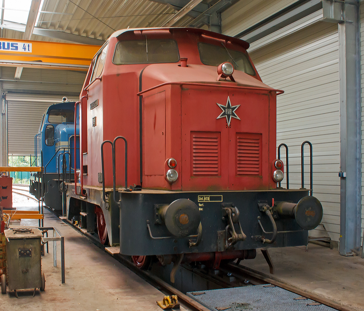 Die V9 der Hespertalbahn e. V., eine Henschel DH 240, am 18.07.2015 im Lokschuppen in Essen-Kupferdreh.

Die zweiachsige Diesellok wurde 1957 von Henschel in Kassel unter der Fabriknummer 29201 gebaut und an die Mannesmann H�ttenwerke AG, Werk Grillo Funke in Gelsenkirchen-Schalke geliefert, dort fuhr sie als „Grillo Funke 2“. Im Jahr 1971 ging zur Mannesmannr�hren-Werke AG, Werk M�lheim an der Ruhr, hier war sie „MRW 12“. Nach der �bernahme des Werkbahnbetriebes in M�lheim durch die EH - Eisenbahn und H�fen GmbH fuhr sie nach als „EH 259 , die sie keine Funkfernsteuerung hatte wurde sie kurz drauf angestellt und 1993 an die Hespertalbahn verkauft.

Die Lokomotive Henschel DH 240  (2. Generation /Buckel) ist eine zweiachsige dieselhydraulische Lokomotive. Sie war f�r den Einsatz im Rangierdienst vorgesehen. Die Lok ist die kleinste der sogenannten zweiten Generation der dieselhydraulischen Henschel-Loks. Sie werden auch als �bergangsbaureihe oder Buckel-Henschel bezeichnet. Die beiden Achsen werden mittels Kuppelstangen von einer mittigen Blindwelle angetrieben werden. Die Motorleistung betr�gt 240 PS. 

Von der Henschel DH 240 wurde zwischen 1952 und 1957 insgesamt 14 Exemplaren gebaut. Von der Nachfolgetype der DH 240 B (3. Generation / rund, Stangenantrieb) von 1957 bis 1965 waren es mit 60 St�ck deutlich mehr.

Technische Daten:
Spurweite:	1.435 mm
Achsfolge: B
L�nge �ber Puffer : 7.540 mm
Achsstand : 2.800 mm
gr��te Breite: 3.130 mm
gr��te H�he �ber Schienenoberkante: 3.960 mm
Raddurchmesser neu: 1.150 mm
kleinster befahrbarer Gleisbogen: 50 m
Dienstgewicht: 28 t
Achslast: 14 t
Kraftstoffvorrat: 410 l
  	 
Motor : MWM (Motorenwerke Mannheim) vom Typ RSH 518A
Bauart : 8 Zylinder / 4-Takt-Dieselmotor mit Turboaufladung (ohne Ladeluftk�hlung)
Hubraum: 22,16 l
Leistung: 240 PS
Drehzahl: 1600 1/min
  	 
Getriebe: Voith, Typ  L 33 yU
H�chstgeschwindigkeit : 30 / 60 km/h


