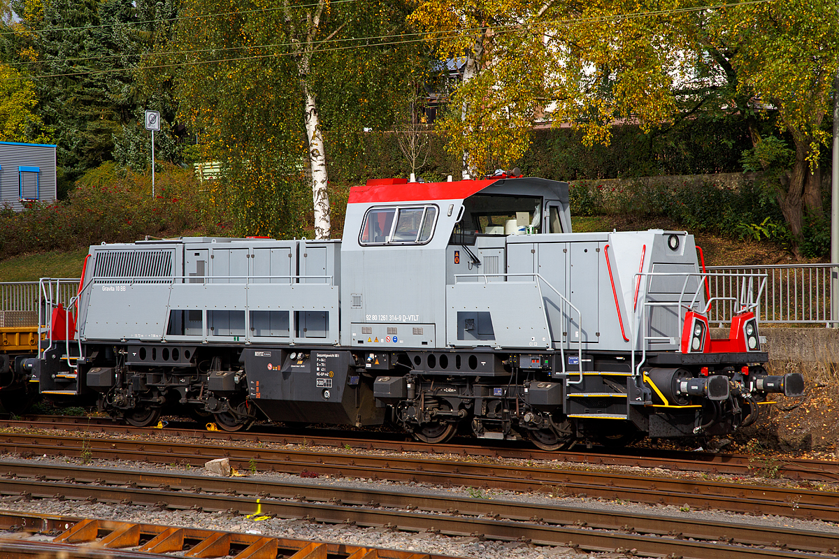 
Die Voith Gravita 10 BB 261 314-9 (99 80 1261 314-9 D-VTLT), ein Mietlok der Voith Lokomotivtechnik, ist am 15.10.2016 in Kreuztal abgestellt. 

Die Gravita 10 BB wurde 2013 von Voith in Kiel unter der Fabriknummer L04-10015 gebaut.