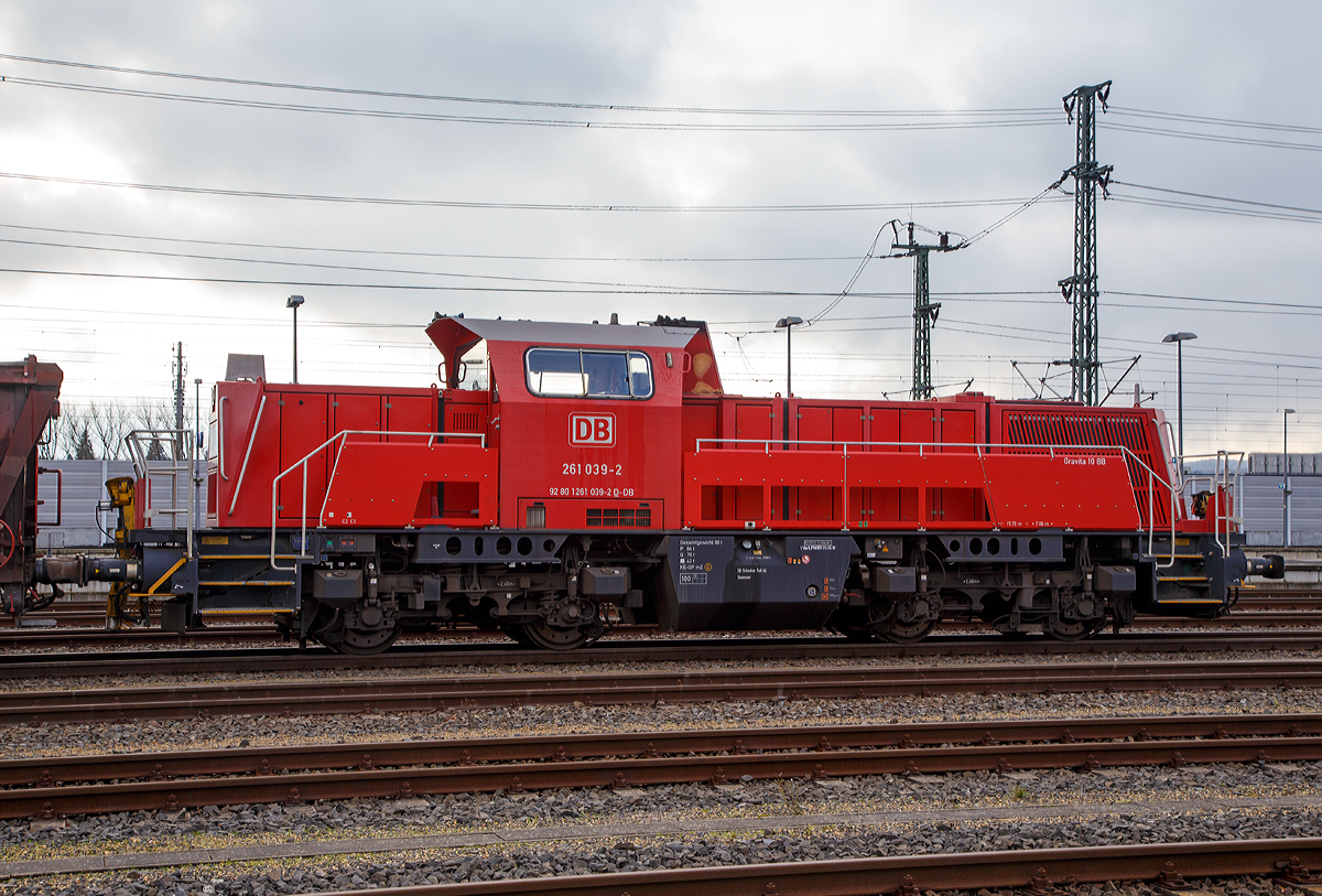 
Die Voith Gravita 10 BB, 261 039-2 der DB Cargo am 01.12.2017 beim Bahnhof Montabaur.

Die Voith Gravita 10 BB wurde 2011 unter der Fabriknummer L04-10090 gebaut. Nach sechs Jahren hat die moderne Lok hat schon die ersten Alterungsspuren. 