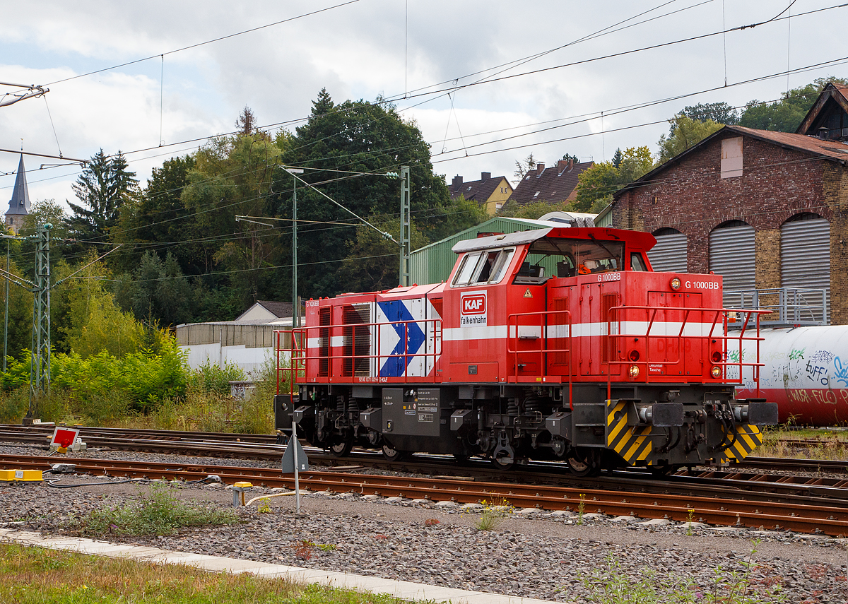 Die Vossloh G 1000 BB - 271 022-6  „Charlotte“ (92 80 1271 022-6 D-KAF), ex HGK DH 49, der KAF Falkenhahn Bau AG (Kreuztal) rangiert am 24.09.2021als Lz in Betzdorf (Sieg).

Die G 1000 BB wurde 2005 von Vossloh in Kiel unter der Fabriknummer 5001568 gebaut. Im Jahr 2006 wurde sie an die MRCE - Mitsui Rail Capital Europe B.V. verkauft, die die Lok an die HGK - Häfen und Güterverkehr Köln AG in Köln (HGK DH 49) vermietete, wo sie bis unter der NVR-Nummer 92 80 1271 022-6 D-DISPO fuhr. Danach hatte sie bis zum Verkauf im Jahr 2017 an die northrail GmbH in Hamburg, mehrere Mietstation. Von 2017 fuhr sie unter der NVR-Nummer 92 80 1271 022-6 D-NRAIL bis sie 2020 an die Michael Bugdoll Bau- und Sicherungsarbeiten e. K. in Dorsten ging und als 92 80 1271 022-6 D-MBBAU fuhr. Zum 01.01.2021 wurde sie dann an die KAF Falkenhahn Bau AG in Kreuztal verkauft und hört nun auf den Namen „Charlotte“ (92 80 1271 022-6 D-KAF).
