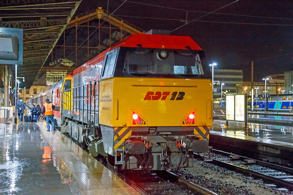 
Die Vossloh G 2000-3 BB der RDT 13 - Régie Départementale des Transports des Bouches du Rhône hängt am 24.03.2015, den kürzlich eingetroffenen Thello EC 159 / EC 160 Zug im Bahnhof Marseille St-Charles an den Haken.  

Die Lok ist eine Vossloh Mietlok (Vossloh Locomotives GmbH, Kiel-Friedrichsort) und wurde 2009 unter der Fabriknummer 5001551 gebaut. Sie trägt die NVR-Nummer 92 87 0002 021-9 F-VL. 
Hinweis: Die Aufnahme habe ich aus der Hand gemacht.
