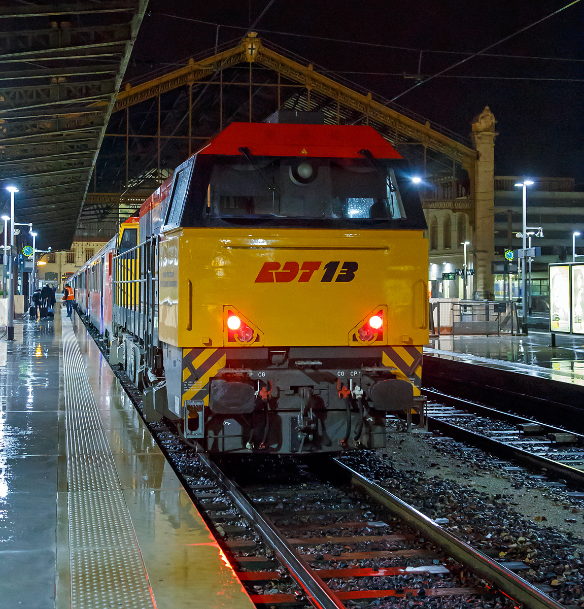 Die Vossloh G 2000-3 BB (92 87 0002 021-9 F-VL) der RDT 13 - Régie Départementale des Transports des Bouches du Rhône hängt am 24.03.2015 den kürzlich eingetroffenen Thello EC 159 / EC 160 Zug im Bahnhof Marseille St-Charles an den Haken.  

Die Lok ist eine Vossloh Mietlok (Vossloh Locomotives GmbH, Kiel-Friedrichsort) und wurde 2009 unter der Fabriknummer 5001551 gebaut.

Hinweis: Die Aufnahme habe ich aus der Hand gemacht.