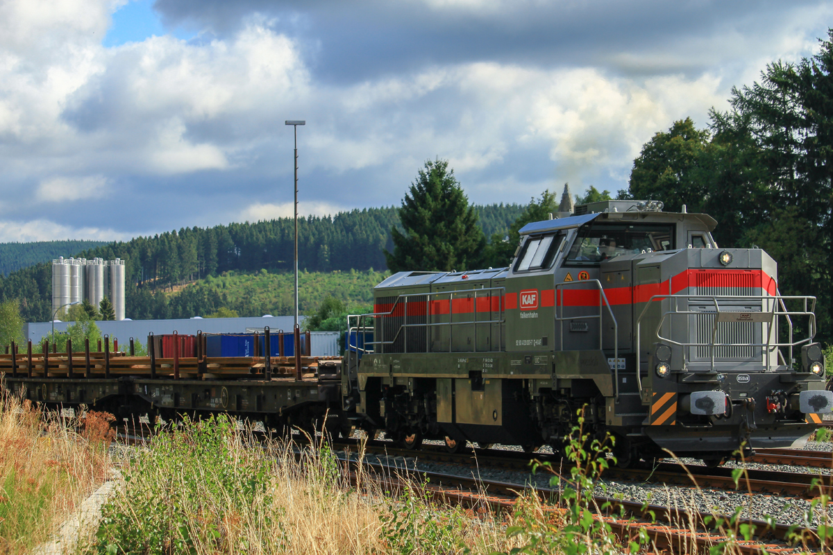 Die Vossloh G12 (92 80 4120 001-7 D-KAF) des Gleisbauunternehmens KAF Falkenhahn verl�sst am 10.08.2018 Erndtebr�ck als Sperrfahrt in Richtung Berghausen. Dort werden im Moment Gleise und Schwellen ausgetauscht, weshalb sie eine Lieferung Langschienen dort hinbrachte. Die Lok wird in  Fachkreisen  auch Karl-August genannt :-).