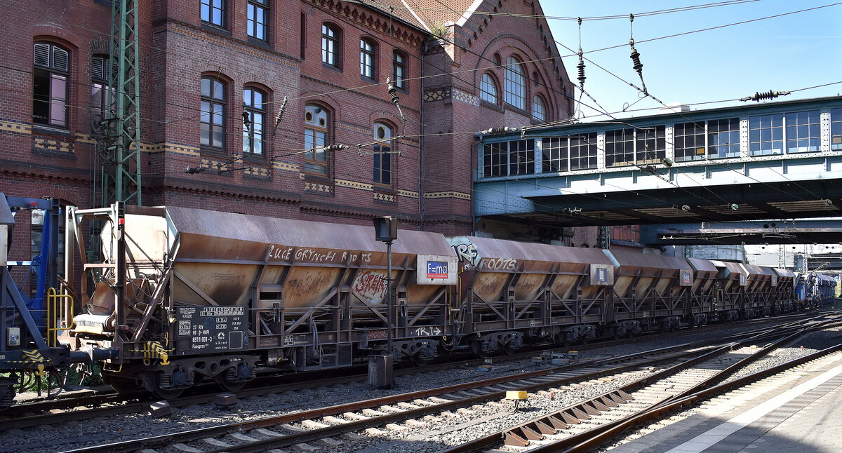 Die Wagengattung Faeeprrs bezeichnet einen Super Self Discharging Train (SSDT) – einen spezialisierten Selbstentlade-Zug f�r Sch�ttg�ter. Die Wagen besitzen unter dem Rahmen ein durchgehendes, schwenkbares F�rderband. In Deutschland haben nur die EVU HHPI + HVLE diese betagten Sch�ttgutz�ge noch, teilweise sogar neu lackiert u. instandgesetzt, hier eine F�rdereinheit von HHPI mit der Nr. 37 RIV 80 D-HHPI 6911 001-3 Faeeprrs 911 in einem Ganzzug am 14.08.26 H�he Bahnhof Hamburg-Harburg. 