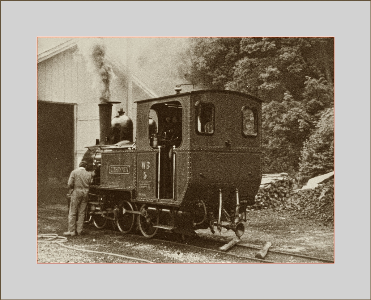 Die Waldenburger Bahn G 3/3 N° 5  G. Thommen  raucht in Waldenburg. 

Analogbild vom 26. Sept. 1981