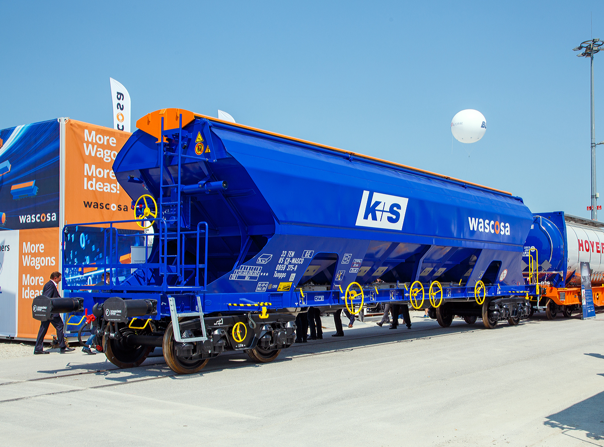 Die Wascosa entwickelte in Zusammenarbeit mit dem deutschen Hersteller der WBN Waggonbau Niesky GmbH und dem Rohstoffunternehmen K+S einen innovativen Sch�ttgutwagen f�r Kali-, Salz- und D�ngemittelprodukte.

Der neue Gedeckte Sch�ttgutwagen, 74,3 m�, 33 86 0659 375-9 CH-WASCO der Gattung Tanpps, f�r den Transport von witterungsempfindlichen Sch�ttg�tern, wurde auf der transport logistic 2019 in M�nchen (hier 05.06.2019) pr�sentiert.

Der Wagen ist optimal f�r den Transport von Kali-, Salz- und D�ngemittelprodukten geeignet und wird seit 2018 von der K+S AG (fr�her Kali und Salz AG), europaweit eingesetzt. 

Der Wagen zeichnet sich besonders durch die Kombination von mittiger und seitlicher Entladem�glichkeit aus, die damit einen sehr flexiblen Einsatz erlaubt. Mit dem neuen, innovativen Tanpps k�nnen die beiden Wagentypen Tanoos und Tadns durch einen einzigen Wagentyp ersetzt werden. Ein weiterer Mehrwert entsteht f�r den Kunden durch den Einsatz des speziell f�r den Salzverkehr ausgelegten und innovativen Drehgestells DRRS 25L mit Kompaktbremse.

Gemeinsam mit Kunden entwickelt Wascosa L�sungen, mit denen die Produktivit�t der eingesetzten G�terwagen erh�ht, die Effizienz des Schieneng�terverkehrs gesteigert und somit Bahnlogistikkosten sp�rbar reduziert werden k�nnen.

Die Wagen werden von der WBN Waggonbau Niesky GmbH gebaut. Der K+S-Auftrag er�ffnet neu Perspektiven f�r 300 Arbeitspl�tze im Landkreis G�rlitz (Sachsen), denn WBN hatte Ende Dezember 2017 Insolvenz angemeldet. K+S investiert in den Bau der Waggons einen niedrigen zweistelligen Millionenbetrag.

TECHNISCHE DATEN:
Spurweite: 1.435 mm
L�nge �ber Puffer :16.520 mm
Drehzapfenabstand: 11.720  mm
Achsabstand im Drehgestell: 1.800 mm
Laufraddurchmesser: 920 mm (neu)
Drehgestell-Bauart: DRRS 25L mit CFCB Kompaktbremseeinheit
Eigengewicht: 22.500 kg
H�chstgeschwindigkeit:  100  km/h (beladen) / 120 km/h (leer)
Maximales Ladegewicht: 67,5 t (Streckenklasse D oder h�her)
Kleinster bef. Gleisbogenradius:   75 m
Radsatzlast: 22,5 t
Werkstoff Aufbau: S355J2+N
Innenbeschichtung Dach und Wagenkasten: BASF MasterSeal M830
Rauminhalt: 74.3 m�
Anzahl Entlade�ffnung: 4
Breite Entlade�ffnungen: 775 mm
Breite Belade�ffnung: 1.200 mm
L�nge Belade�ffnung: 13.194 mm
Bremse: KNORR KE-GP-A(K)
Bremssohlen: CoFren C810
Handbremse: Optional mit oder ohne Feststellbremse
Handbremsgewicht: 20 t