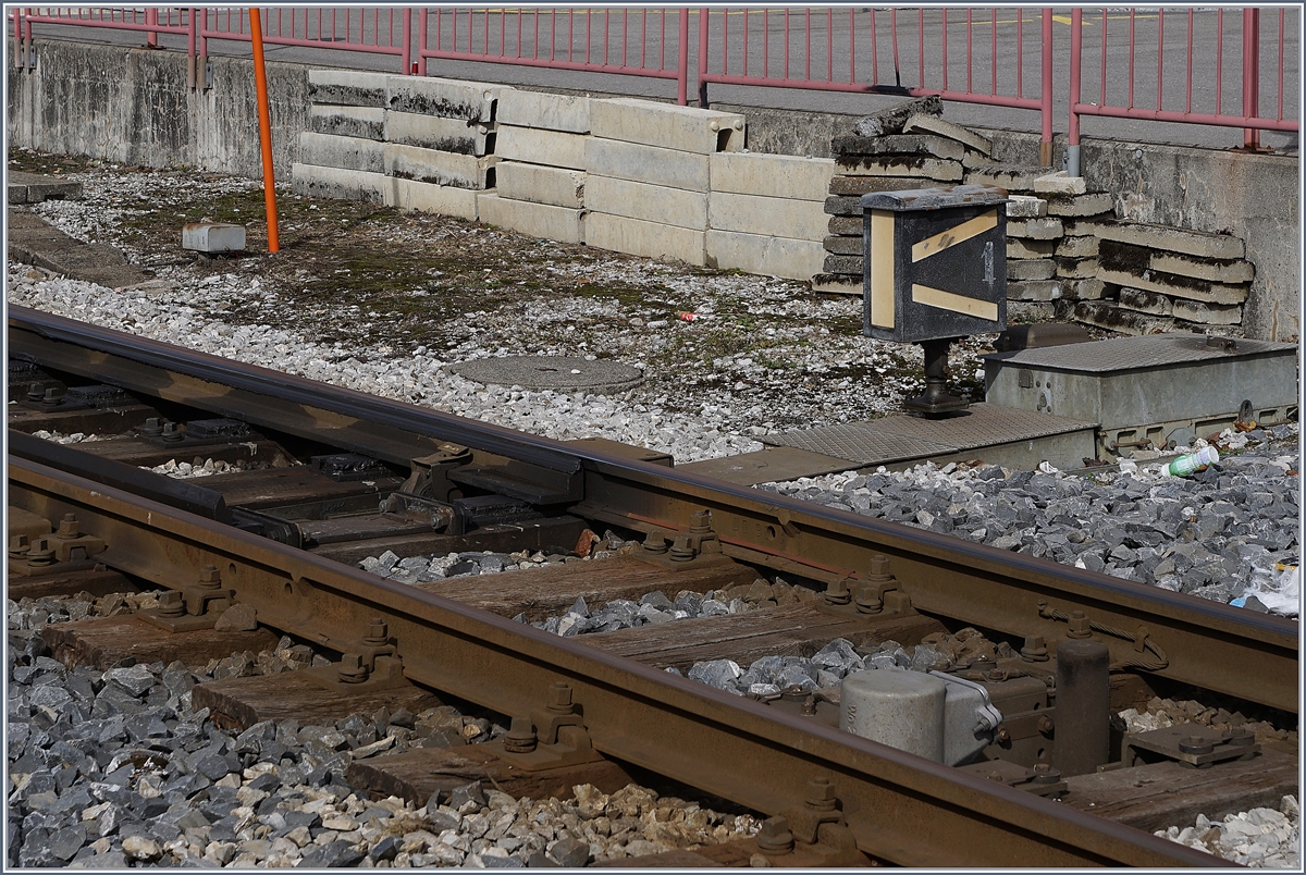 Die Weiche N° 1 in Châtel St-Denis; seit 1903 leitet sie die Züge nach Palézieux (ablenkende Stellung wie im Bild) oder nach Vuadens (-Bulle); doch seit dem 4. März 2019 wird in dieser Funktion nicht mehr gebraucht, die Strecke nach Paléieux wird bis Nov. im Busbetrieb bedient und dann wird der neuen Durchgangsbahnhof von Châtel St-Denis in Betrieb gehen. 
Ein kurzer Rückblick: 1901 Eröffnung der Strecke Palézieux - Chatel, 1903 folgt die Linie nach Vuadens (später weiter nach Bulle) und von 1904 bis 1969 erreichte die CEV von St-Légier aus Chatel St-Denis.

3. März 2019
