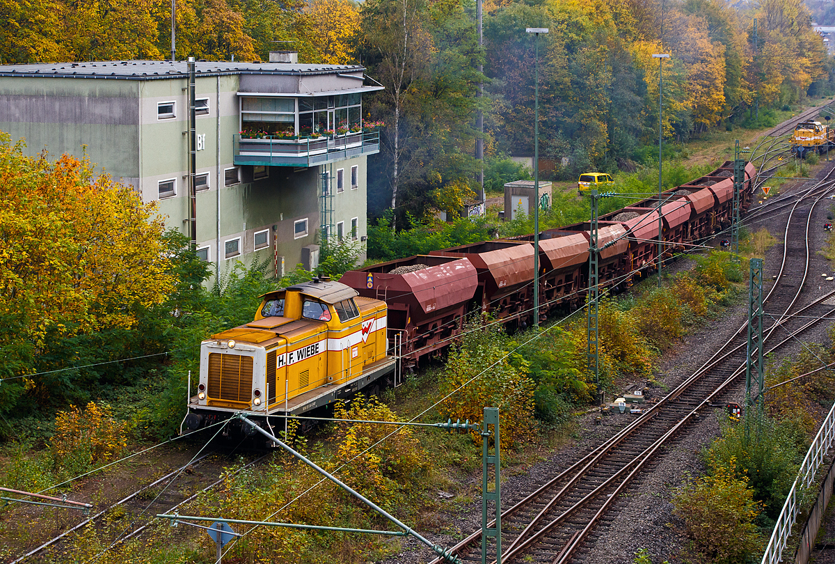 
Die Wiebe Lok 2 bzw. 211 341-3 (92 80 1211 341-3 D-BLP), ex DB 211 341-3, ex DB V 100 1341, rangiert am 18.10.2020 einen Schotterzug imRbf Betzdorf (Sieg). Links das Stellwerk Betzdorf Fahrdienstleiter (Bf).

Die V 100.10 wurde 1962 von Arnold Jung Lokomotivfabrik GmbH, Jungenthal bei Kirchen an der Sieg, unter der Fabriknummer 13468 gebaut und als V 100 1341 an die Deutsche Bundesbahn geliefert. Zum 01.01.1968 erfolgte dann die Umzeichnung in DB 211 341-3, als diese fuhr sie bis zur Ausmusterung 1988. Im Jahr 1990 ging sie an die H. F. Wiebe KG, wo sie erst als Lok 1 geführt wurde.