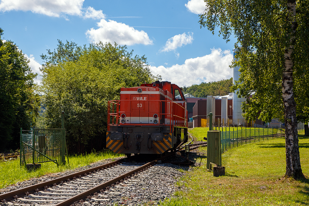 
Die WLE 53  Kreis Soest  (92 80 1275 505-6 D-WLE), eine Vossloh G 1206 (ehem. MaK) der Westfälische Landes-Eisenbahn GmbH (Lippstadt) steht am 20.08.2020 am Werksanschluss der Salzgitter Mannesmann Precision GmbH in Burbach-Holzhausen. Sie wartet auf ihre Wagen, aber erst wenn die Wagen mit Luppen (Rohrrohlinge) leer sind, kann sie die Heimreise antreten.

Die G 1206 wurde 2008 Vossloh in Kiel unter der Fabriknummer 5001639 gebaut, sie hat die EBA-Nummer EBA 08D08M 005.  