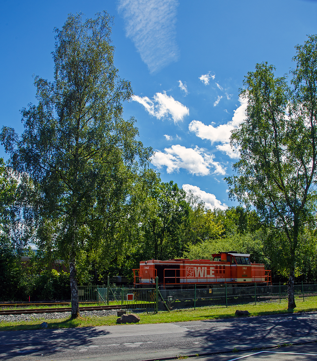 
Die WLE 53  Kreis Soest  (92 80 1275 505-6 D-WLE), eine Vossloh G 1206 (ehem. MaK) der Westfälische Landes-Eisenbahn GmbH (Lippstadt) steht am 20.08.2020 am Werksanschluss der Salzgitter Mannesmann Precision GmbH in Burbach-Holzhausen. Sie wartet auf ihre Wagen, aber erst wenn die Wagen mit Luppen (Rohrrohlinge) leer sind, kann sie die Heimreise antreten.

Die G 1206 wurde 2008 Vossloh in Kiel unter der Fabriknummer 5001639 gebaut, sie hat die EBA-Nummer EBA 08D08M 005.  