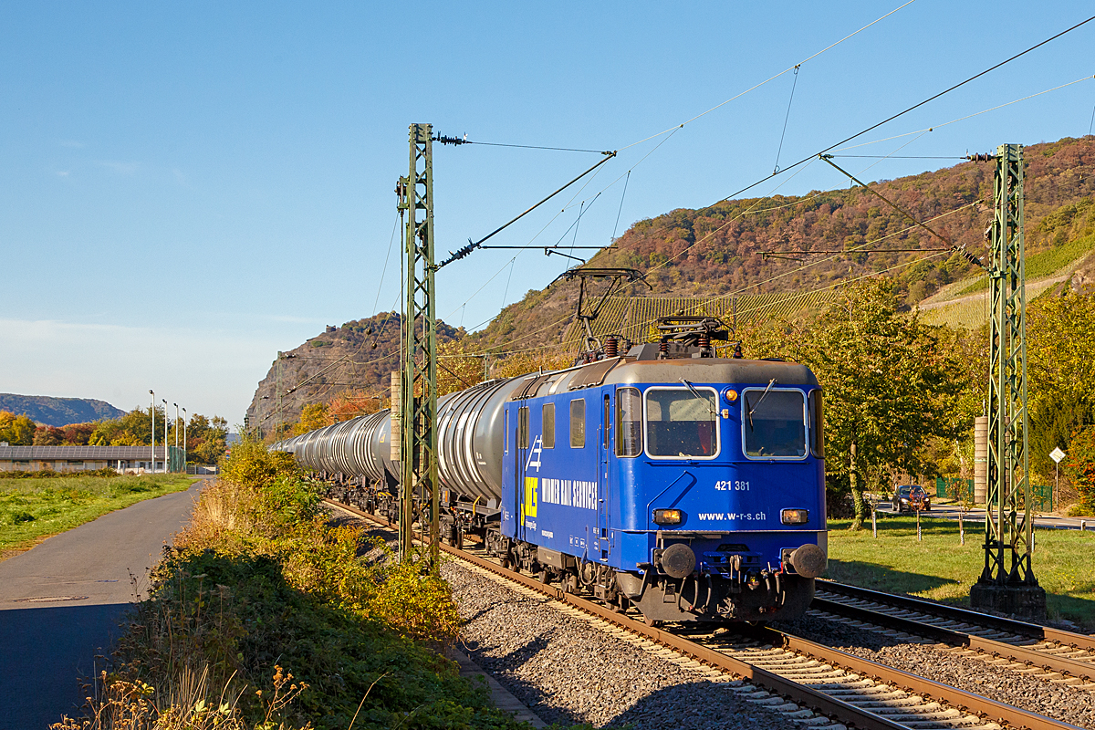 
Die WRS Re 421 381-5 (91 85 4421 381-5 CH-WRSCH), ex SBB Re 4/4 II 11381 fährt am 13.10.2018, mit einem Kerosin (Flugturbinenkraftstoff der Güte Jet A-1) beladenen Kesselwagenzug, durch Leutesdorf in Richtung Süden.