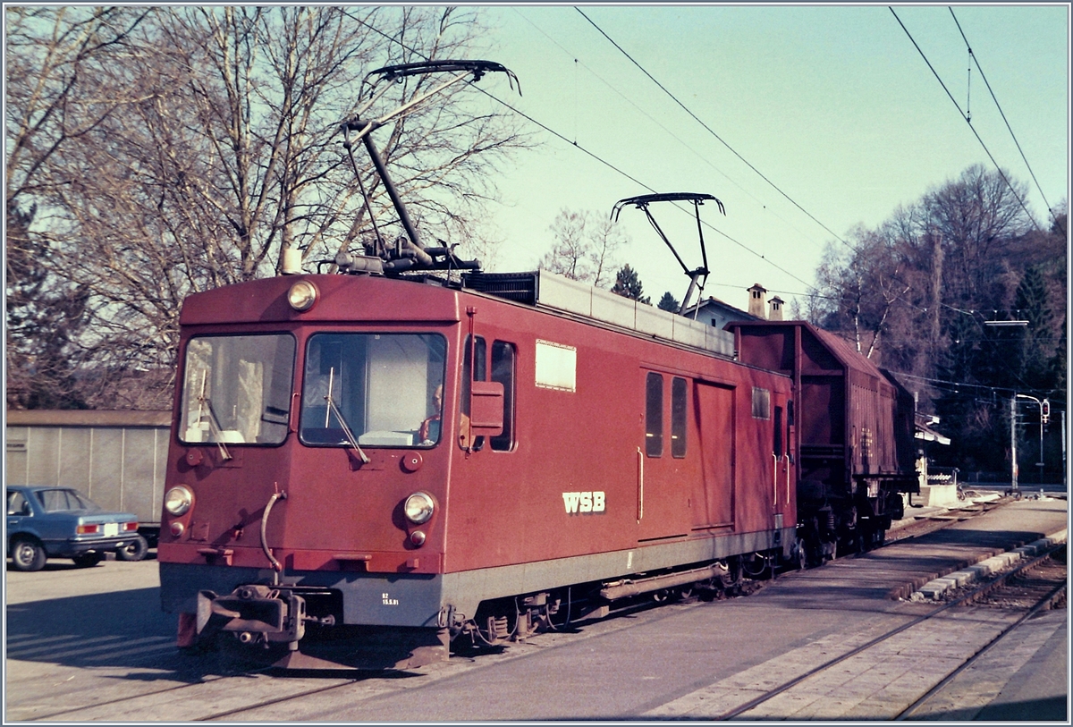 Die WSB De 4/4 rangiert in Teufenthal. 

März 1985