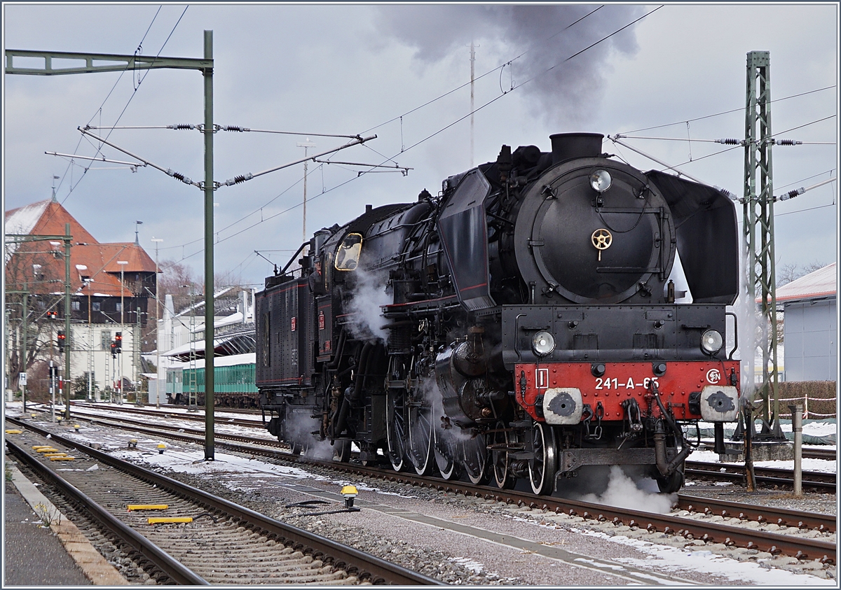 Die wunderschöne und fast ebenso mächtige SNCF 241 A 65 in Konstanz.
9. Dez. 217 