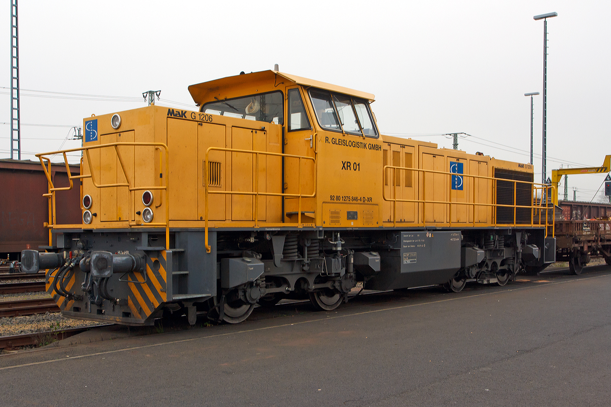 
Die XR 01 (92 80 1275 846-4 D-XR) der SPITZKE RIEBEL GLEISLOGISTIK GmbH aus Buchloe (ex V 200 001 der Xaver Riebel Gleisbau) ist am 23.11.2014 mit einem Schienenwechselzug (Railer 3000) von Vossloh Rail Service beim ICE-Bahnhof Montabaur abgestellt.

Die MaK G 1206 wurde 2003 von Vossloh unter der Fabriknummer 1001382 gebaut