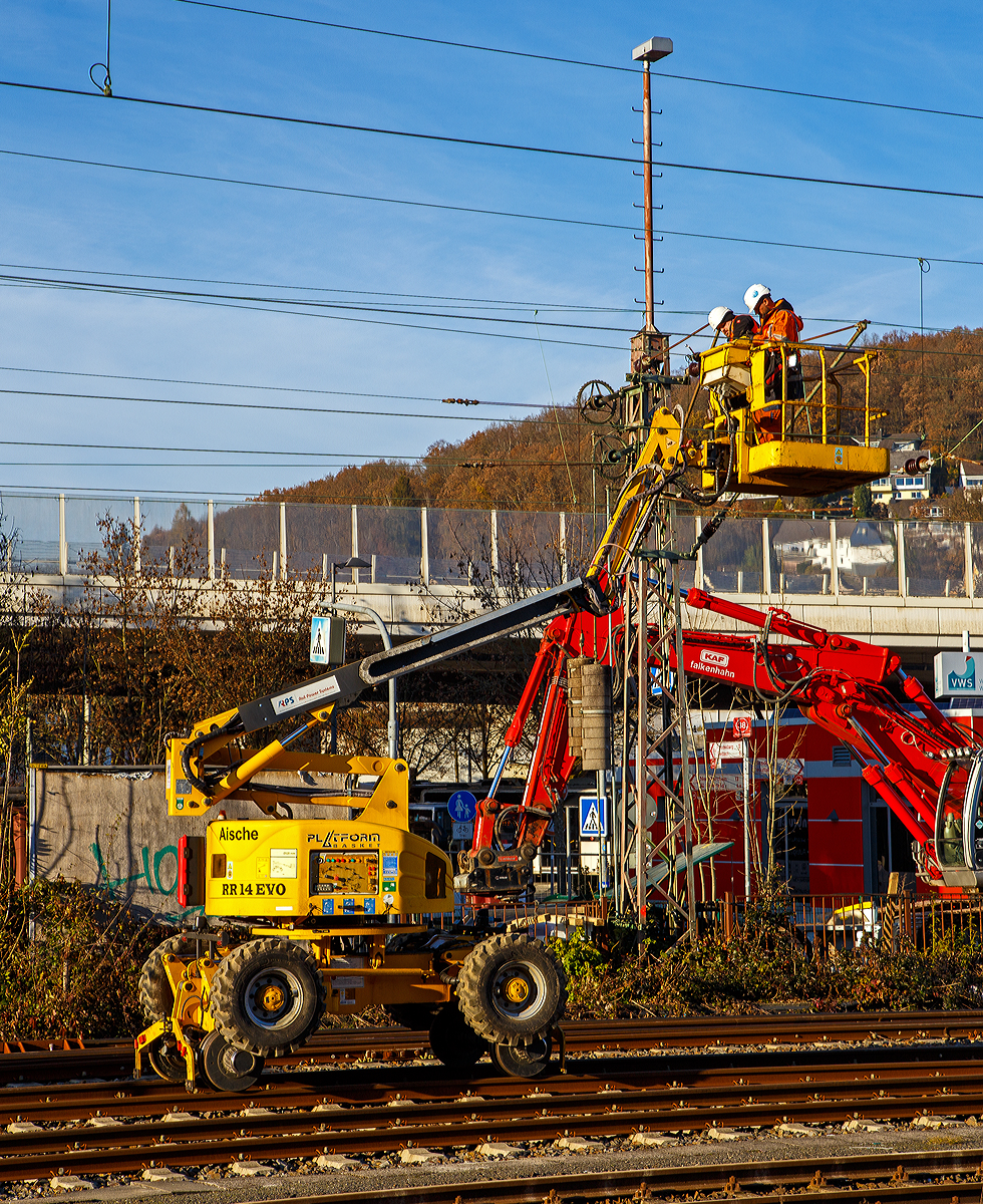 Die ZW-Hubarbeitsbühne für die Oberleitungsmontage, Selbstfahrendes schienengebundenes Gerät Registrier-Nr. G 9936 014 „Aische“, der RPS Rail Power Systems GmbH (ex Balfour Beatty Rail) ist am 12.11.2021beim Hauptbahnhof Siegen im Einsatz.

ZW-Hubarbeitsbühne vom Typ RR14EVO wurde vom italienischen Hersteller Platform Basket s.r.l. (Poviglio) entwickelt und gebaut, in Deutschland vertrieben durch die Kunze GmbH (Bruckmühl).

Die RR 14 EVO ist im Gelände, auf Straßen und auf Schienen universell einsetzbar. Der Arbeitsbereich erstreckt sich vom Planums- und Straßenbereich bis in den Bereich der Gleisanlagen, wobei eine Arbeitshöhe von bis zu 14,4 Metern und eine horizontale Ausladung von bis zu 9,3 Metern erreicht werden. 

TECHNISCHE DATEN:
Spurweite (Schiene): 1.435 mm 
Achsabstand: 2.890 mm
Laufraddurchmesser: 520 mm
Eigengewicht:  12,8  t      
Tragfähigkeit des Korbes: 400 kg
Max. Arbeitshöhe: 14,40 m
Max . seitliche Reichweite: 9,30 m (stehend) / 6,3 m (bei Fahrt)
Drehbereich: 180° + 180°
Höchstgeschwindigkeit (Schiene):  10 km/h   
Arbeitsgeschwindigkeit max. (Schiene):  1 km/h 