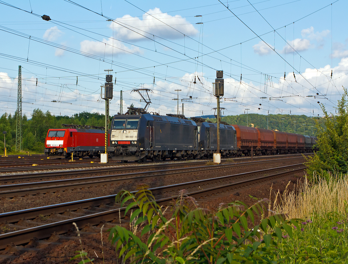 
Die zwei schwarzen MRCE Dispoloks 185 553-5 und 185 554-3 (beide TRAXX F140 AC1 sind zurzeit an die NIAG - Niederrheinische Verkehrsbetriebe AG vermietet) ziehen am 14.06.2014 mit einem Kohlezug durch Koblenz-Lützel in Richtung Norden. Hier fahren sie gerade an einem abgestellten Erzzug mit 189 046-6 vorbei.

Der Ganzzug bestand aus in Rumänien eingestellten Wagen der Gattung Falns, vom Vermieter Touax Rail Ltd. 
Laut meiner Information kommt dieser Zug aus dem Saarland. Er beliefert das Kraftwerk Fenne bei Völklingen. Ziel-(End)Bahnhof ist Fürstenhausen. Der Zug verkehrt zwischen Fürstenhausen und Saarbrücken Schanzenberg auf der linken Saarseite und überquert dann die Saar um dann auf der rechten Saarseite zur Mosel zu rollen.


Die beiden Bombardier TRAXX F140 AC1 wurden 2005 in Kassel unter den Fabriknummern 33782 und 33783 gebaut. Sie haben die NVR-Nummern 91 80 6185 553-5 D-DISPO bzw. 91 80 6185 554-3 D-DISPO.
